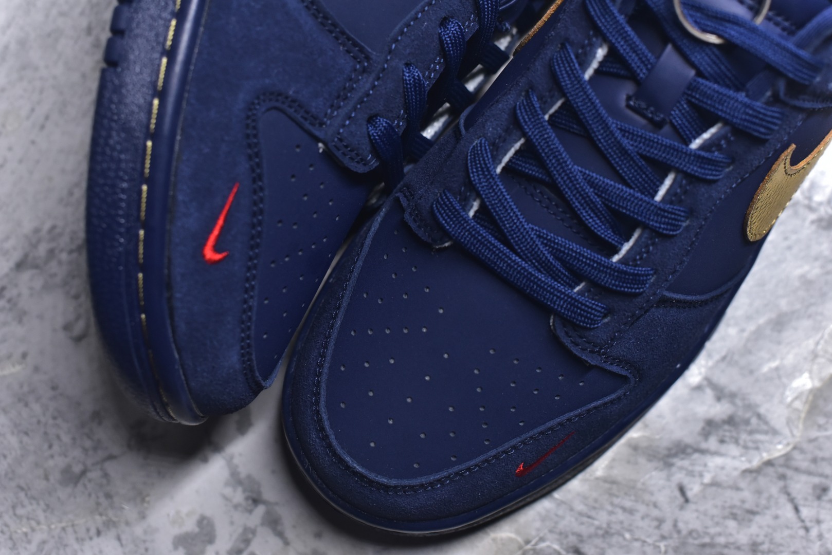 图片[8]-#Nike SB Dunk Low“马年限定——藏蓝鎏金” 高端私人定制 低帮休闲板鞋 定制鞋盒 大厂纯原品质出货 超高清洁度 皮料切割干净无任何毛边 细节完美 货号：NH0601-486 尺码：36 36.5 37.5 38 38.5 39 40 40.5 41 42 42.5 43 44 44.5 45-选品中心