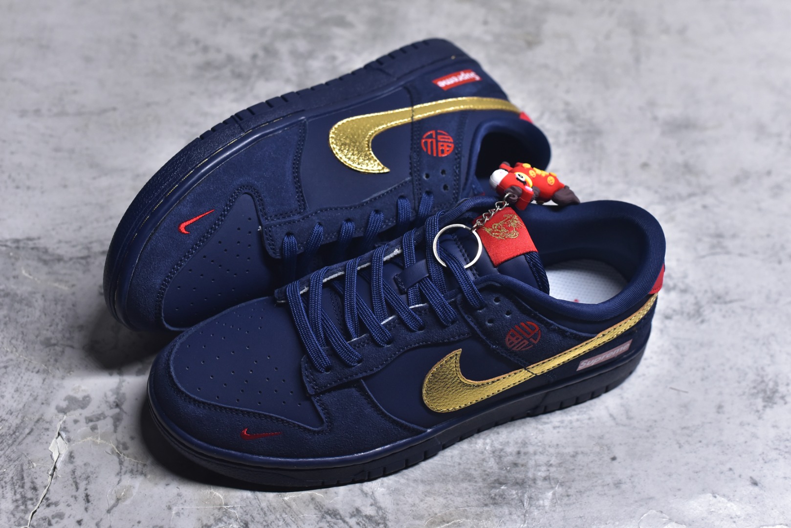 图片[7]-#Nike SB Dunk Low“马年限定——藏蓝鎏金” 高端私人定制 低帮休闲板鞋 定制鞋盒 大厂纯原品质出货 超高清洁度 皮料切割干净无任何毛边 细节完美 货号：NH0601-486 尺码：36 36.5 37.5 38 38.5 39 40 40.5 41 42 42.5 43 44 44.5 45-选品中心