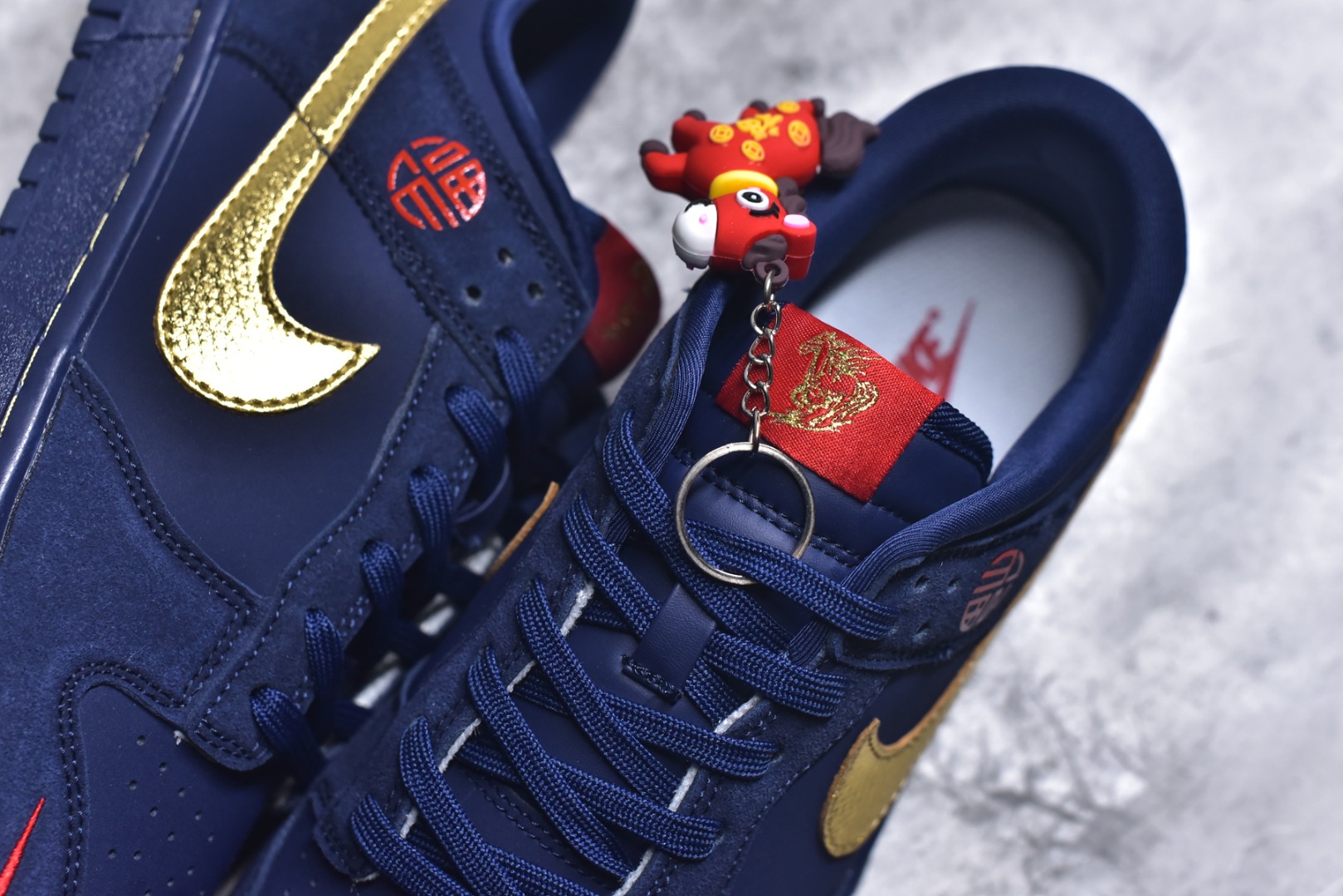 图片[9]-#Nike SB Dunk Low“马年限定——藏蓝鎏金” 高端私人定制 低帮休闲板鞋 定制鞋盒 大厂纯原品质出货 超高清洁度 皮料切割干净无任何毛边 细节完美 货号：NH0601-486 尺码：36 36.5 37.5 38 38.5 39 40 40.5 41 42 42.5 43 44 44.5 45-选品中心