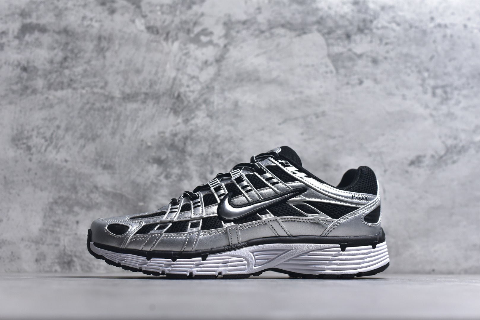 #Nike P-6000 Premium系列低帮复古老爹风休闲运动舒适慢跑鞋 BV1021-013 男女码真标半码制 升级原楦原纸版数据开发版型 采用硬质牛剖革组合透气网面材质 正确3层组织中底搭载EVA轻量缓震嵌入双层革新物料鞋垫,外置防滑耐磨橡胶底片❗ 尺码：36-45-选品中心