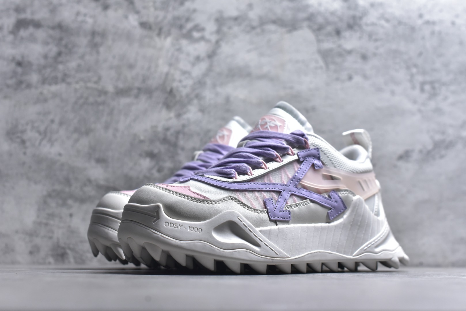 图片[2]-#KX OFF-WHITE ODSY OW皮革缓震休闲运动鞋 春夏走秀款球鞋 所有配件均通过定做出产正品裁片 原版比例大箭头定制网眼布双拼牛皮进口机器针车 数控针距精准做工不输大牌里层为高密度透气网眼布/垫脚羊皮私模重工抓地橡胶底 后跟坡度最贴切原版鞋型脱模 厚底约4CM 原盒包装配 TPU大底 尺码：36 37 38 39 40 41 42 43 44 45 46 47-选品中心