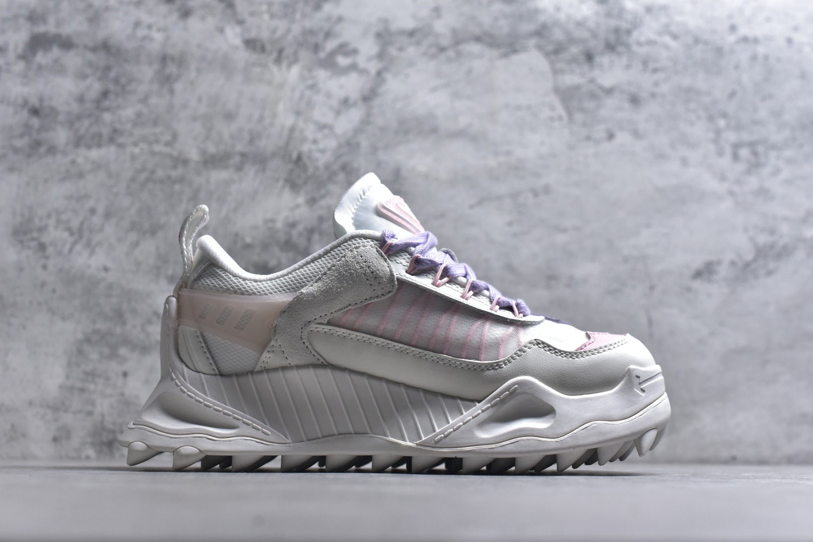 图片[3]-#KX OFF-WHITE ODSY OW皮革缓震休闲运动鞋 春夏走秀款球鞋 所有配件均通过定做出产正品裁片 原版比例大箭头定制网眼布双拼牛皮进口机器针车 数控针距精准做工不输大牌里层为高密度透气网眼布/垫脚羊皮私模重工抓地橡胶底 后跟坡度最贴切原版鞋型脱模 厚底约4CM 原盒包装配 TPU大底 尺码：36 37 38 39 40 41 42 43 44 45 46 47-选品中心