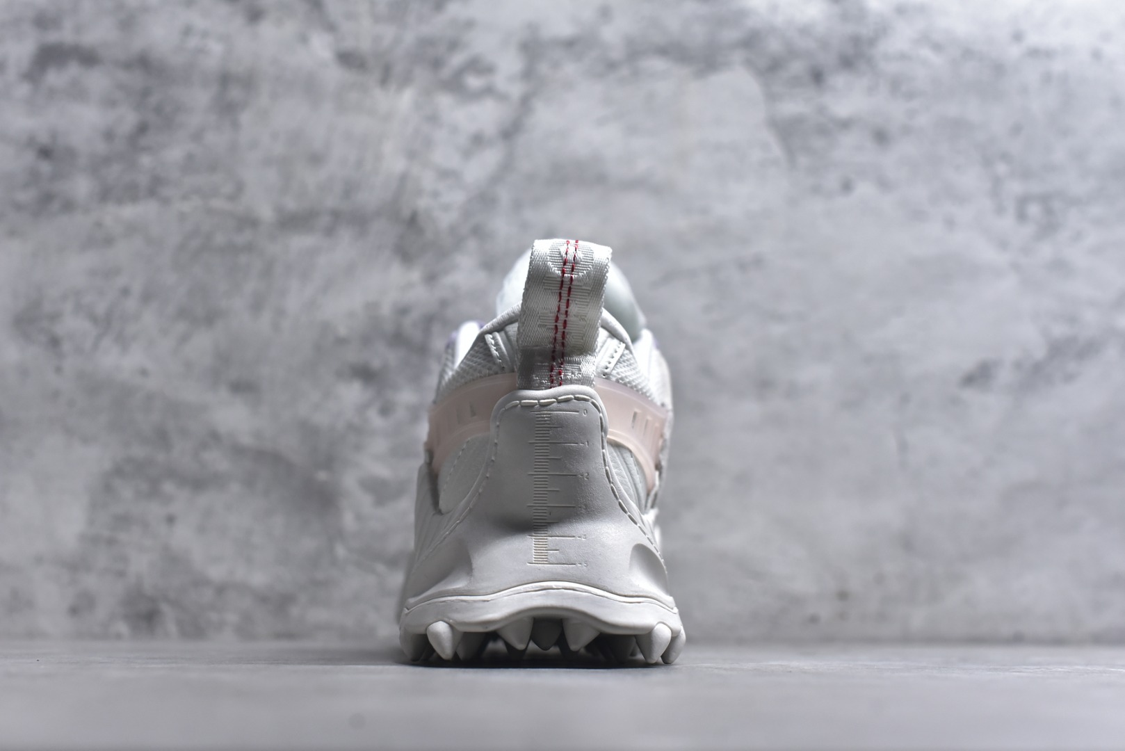 图片[5]-#KX OFF-WHITE ODSY OW皮革缓震休闲运动鞋 春夏走秀款球鞋 所有配件均通过定做出产正品裁片 原版比例大箭头定制网眼布双拼牛皮进口机器针车 数控针距精准做工不输大牌里层为高密度透气网眼布/垫脚羊皮私模重工抓地橡胶底 后跟坡度最贴切原版鞋型脱模 厚底约4CM 原盒包装配 TPU大底 尺码：36 37 38 39 40 41 42 43 44 45 46 47-选品中心