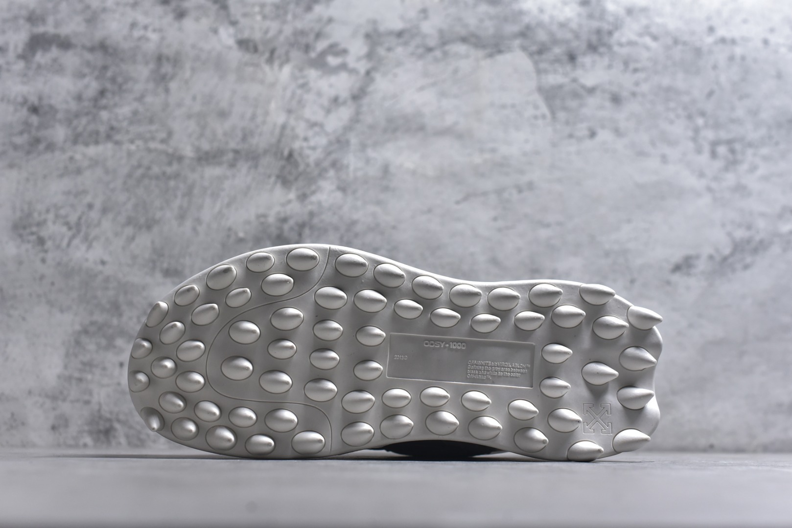 图片[6]-#KX OFF-WHITE ODSY OW皮革缓震休闲运动鞋 春夏走秀款球鞋 所有配件均通过定做出产正品裁片 原版比例大箭头定制网眼布双拼牛皮进口机器针车 数控针距精准做工不输大牌里层为高密度透气网眼布/垫脚羊皮私模重工抓地橡胶底 后跟坡度最贴切原版鞋型脱模 厚底约4CM 原盒包装配 TPU大底 尺码：36 37 38 39 40 41 42 43 44 45 46 47-选品中心