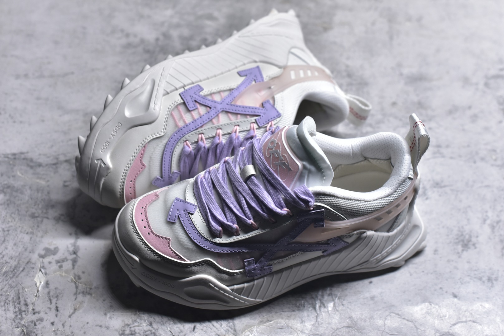 图片[7]-#KX OFF-WHITE ODSY OW皮革缓震休闲运动鞋 春夏走秀款球鞋 所有配件均通过定做出产正品裁片 原版比例大箭头定制网眼布双拼牛皮进口机器针车 数控针距精准做工不输大牌里层为高密度透气网眼布/垫脚羊皮私模重工抓地橡胶底 后跟坡度最贴切原版鞋型脱模 厚底约4CM 原盒包装配 TPU大底 尺码：36 37 38 39 40 41 42 43 44 45 46 47-选品中心