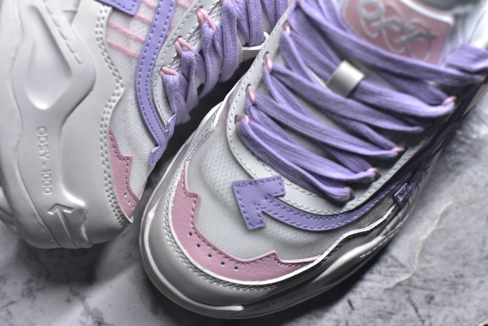 图片[8]-#KX OFF-WHITE ODSY OW皮革缓震休闲运动鞋 春夏走秀款球鞋 所有配件均通过定做出产正品裁片 原版比例大箭头定制网眼布双拼牛皮进口机器针车 数控针距精准做工不输大牌里层为高密度透气网眼布/垫脚羊皮私模重工抓地橡胶底 后跟坡度最贴切原版鞋型脱模 厚底约4CM 原盒包装配 TPU大底 尺码：36 37 38 39 40 41 42 43 44 45 46 47-选品中心