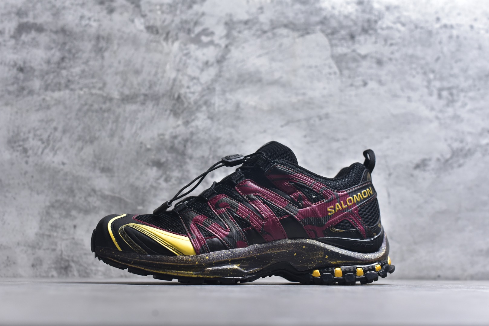 #SALOMON XA Pro 3D 马年限定定制款 393322 萨洛蒙潮流越野机能户外功能鞋 纯原外贸平台特供订单 耗时半年巨作 全套原纸板楦头开发 原厂特供网布配套加持 确保原汁原味 完美呈现版型 原档数据独家私模五层组合大底 男女鞋同步官方开发 原装Ortholite轻量化鞋垫 中底布带钢印编号 原厂TPU锁扣 进口港宝加持 后跟自然饱满 还原公司包裹性 鞋面采用SENSIFT贴合技术 全方位贴合包裹脚型 鞋跟部鞋底牵引设计 提供强大的抓地性能 更适应野外崎岖不平的道路 其3D ADVANCED CHASSIS底盘 材料轻量大化 钉齿设计更具稳定性 防护性 鞋底易磨损区运用CONTAGRIP高耐磨材料 应对城市硬质路面长距离跑考验 尺码：36 36.5 37.5 38 38.5 39 40 40.5 41 42 42.5 43 44 44.5 45-选品中心