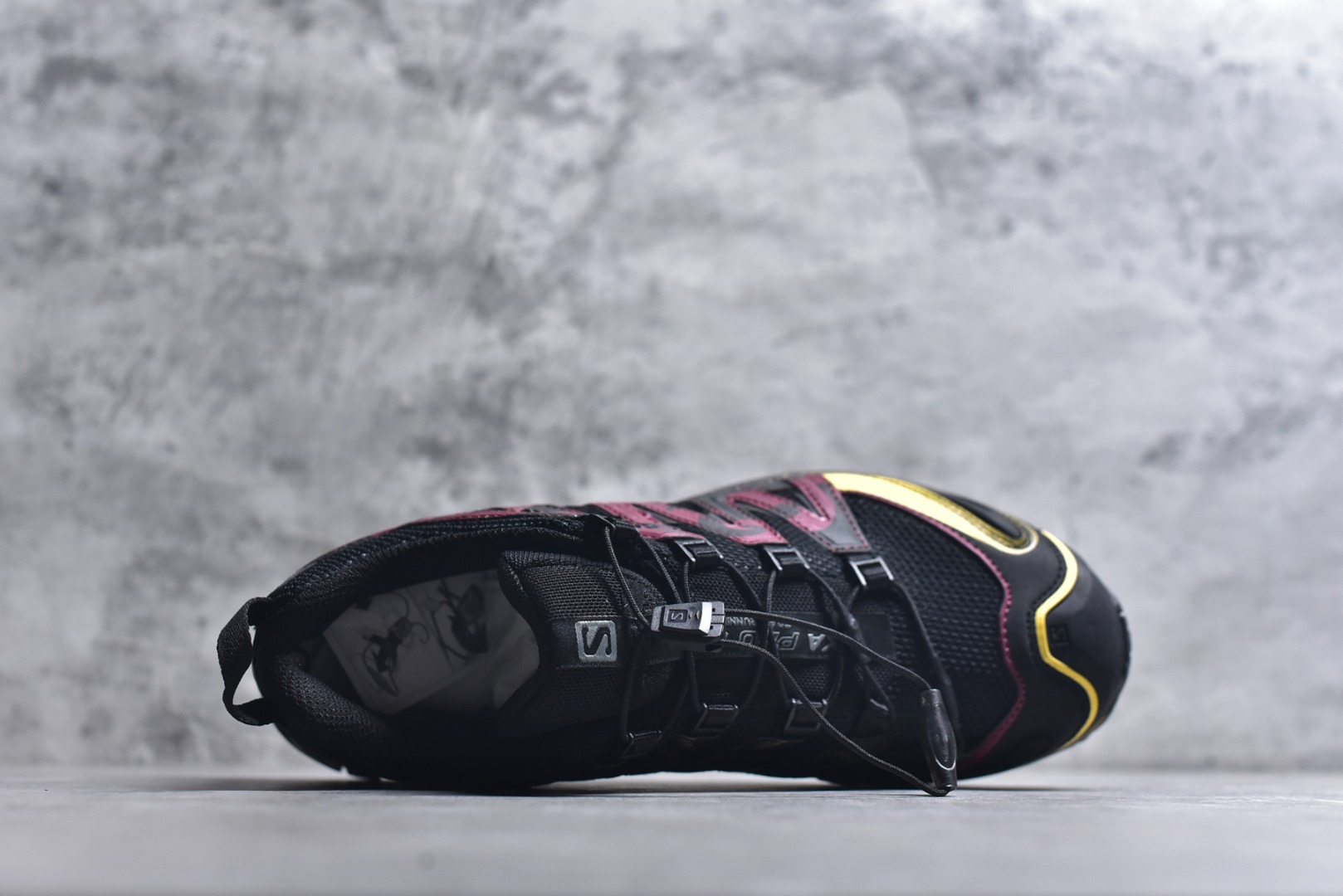 图片[4]-#SALOMON XA Pro 3D 马年限定定制款 393322 萨洛蒙潮流越野机能户外功能鞋 纯原外贸平台特供订单 耗时半年巨作 全套原纸板楦头开发 原厂特供网布配套加持 确保原汁原味 完美呈现版型 原档数据独家私模五层组合大底 男女鞋同步官方开发 原装Ortholite轻量化鞋垫 中底布带钢印编号 原厂TPU锁扣 进口港宝加持 后跟自然饱满 还原公司包裹性 鞋面采用SENSIFT贴合技术 全方位贴合包裹脚型 鞋跟部鞋底牵引设计 提供强大的抓地性能 更适应野外崎岖不平的道路 其3D ADVANCED CHASSIS底盘 材料轻量大化 钉齿设计更具稳定性 防护性 鞋底易磨损区运用CONTAGRIP高耐磨材料 应对城市硬质路面长距离跑考验 尺码：36 36.5 37.5 38 38.5 39 40 40.5 41 42 42.5 43 44 44.5 45-选品中心