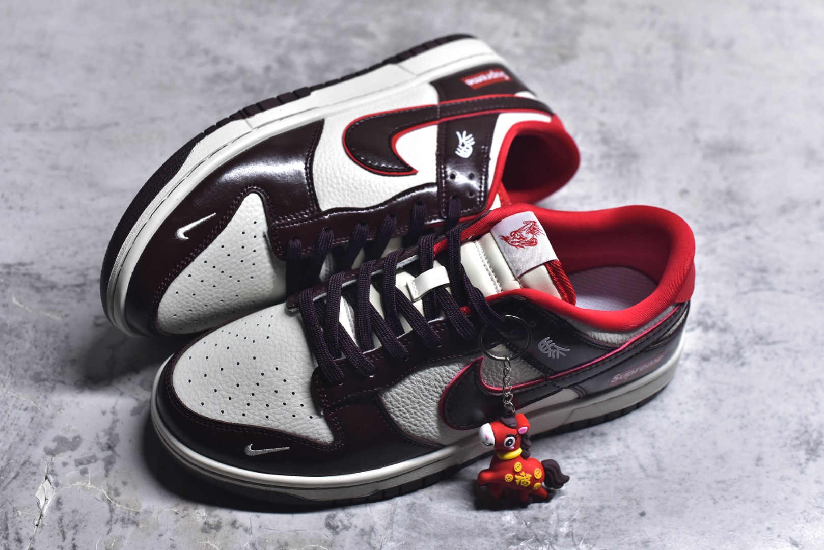 图片[7]-#Nike SB Dunk Low“马年限定——鸿运米棕” 高端私人定制 低帮休闲板鞋 定制鞋盒 大厂纯原品质出货 超高清洁度 皮料切割干净无任何毛边 细节完美 货号：NH0601-480 尺码：36 36.5 37.5 38 38.5 39 40 40.5 41 42 42.5 43 44 44.5 45-选品中心