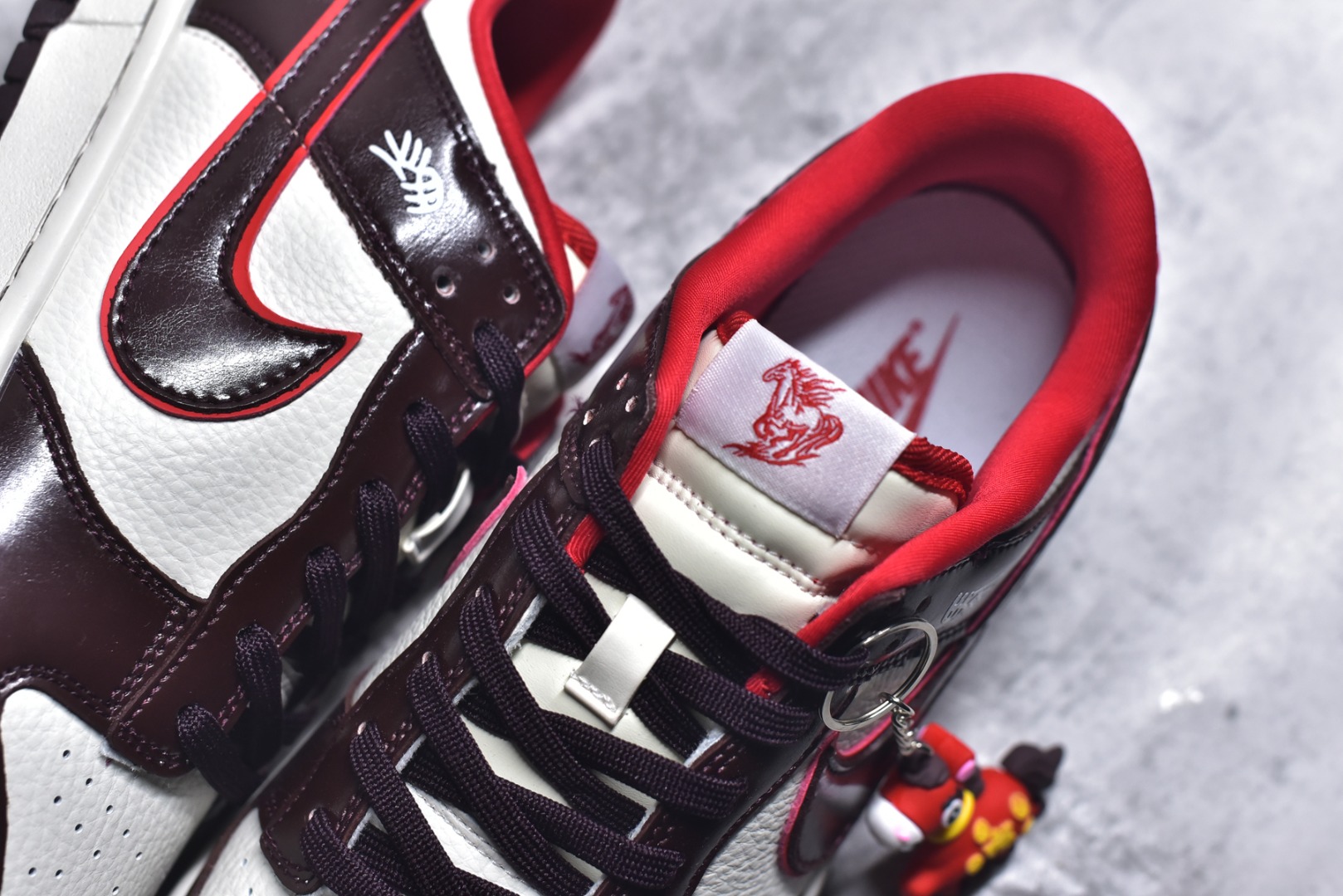 图片[9]-#Nike SB Dunk Low“马年限定——鸿运米棕” 高端私人定制 低帮休闲板鞋 定制鞋盒 大厂纯原品质出货 超高清洁度 皮料切割干净无任何毛边 细节完美 货号：NH0601-480 尺码：36 36.5 37.5 38 38.5 39 40 40.5 41 42 42.5 43 44 44.5 45-选品中心