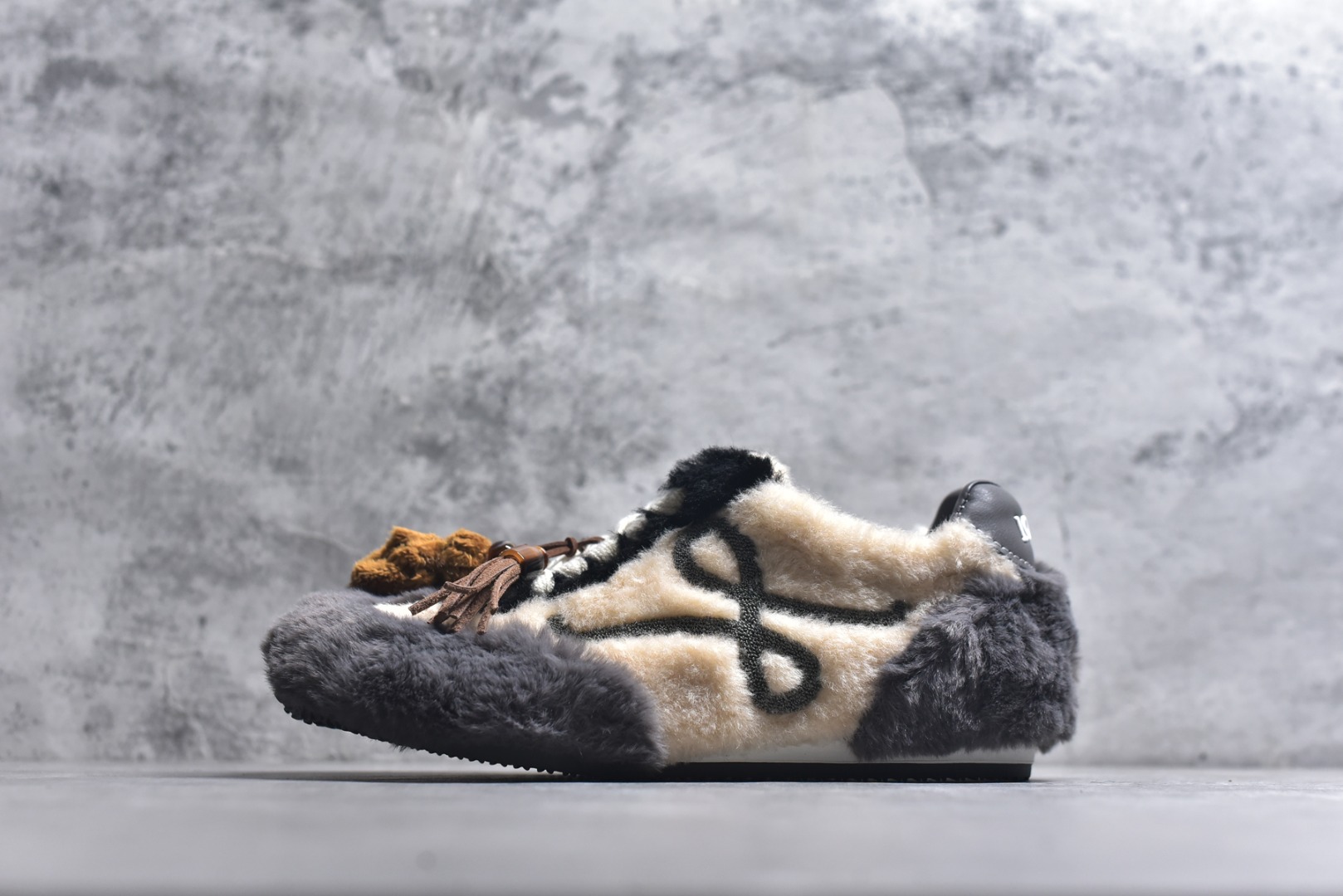 #LOEWE罗意威 Ballet Runner 2.0 2026 秋冬走秀款羊羔毛阿甘德训鞋 陈都灵 红姐 杨幂 Giselle 同款 秋冬「全能鞋王」上脚就明白为什么女明星都在穿!大幂幂同款的眼光真是又暖又绝! 「立体羊羔毛」包裹 +「复古阿甘鞋型」软糯糯的触感直接狙击我的心巴 最绝的是Secret Heel 小心机选👇🏻 内增高 2.5cm +外底1.5cm =4cm隐形增高 软底超回弹，暴走一天像是踩在云朵上 拼色设计超有层次感，拯救所有基础款穿搭 神仙配色，直接承包一整个秋冬的穿搭 尺码：36-40-选品中心