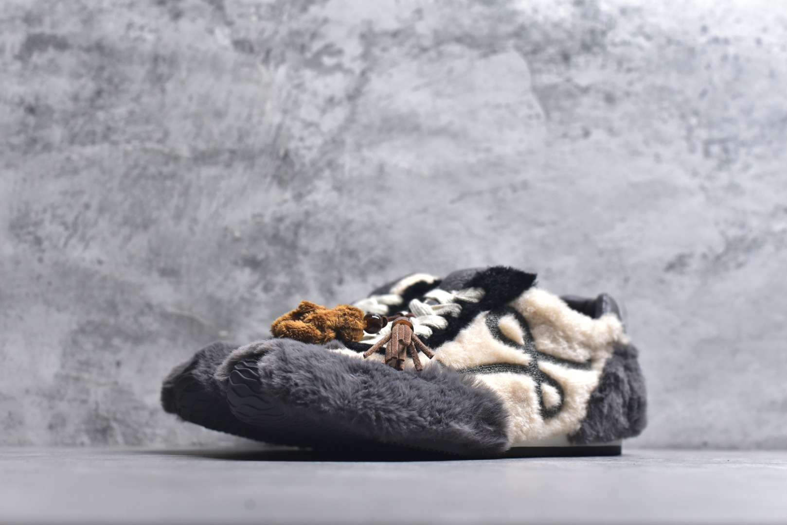 图片[2]-#LOEWE罗意威 Ballet Runner 2.0 2026 秋冬走秀款羊羔毛阿甘德训鞋 陈都灵 红姐 杨幂 Giselle 同款 秋冬「全能鞋王」上脚就明白为什么女明星都在穿!大幂幂同款的眼光真是又暖又绝! 「立体羊羔毛」包裹 +「复古阿甘鞋型」软糯糯的触感直接狙击我的心巴 最绝的是Secret Heel 小心机选👇🏻 内增高 2.5cm +外底1.5cm =4cm隐形增高 软底超回弹，暴走一天像是踩在云朵上 拼色设计超有层次感，拯救所有基础款穿搭 神仙配色，直接承包一整个秋冬的穿搭 尺码：36-40-选品中心