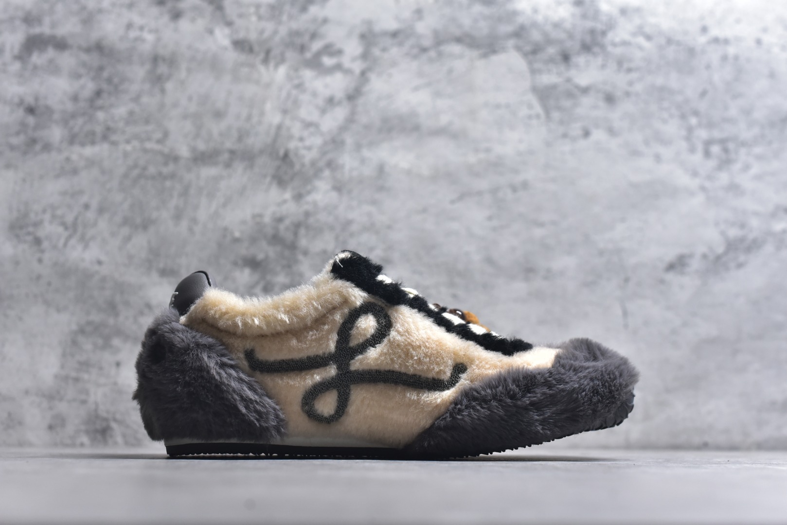 图片[3]-#LOEWE罗意威 Ballet Runner 2.0 2026 秋冬走秀款羊羔毛阿甘德训鞋 陈都灵 红姐 杨幂 Giselle 同款 秋冬「全能鞋王」上脚就明白为什么女明星都在穿!大幂幂同款的眼光真是又暖又绝! 「立体羊羔毛」包裹 +「复古阿甘鞋型」软糯糯的触感直接狙击我的心巴 最绝的是Secret Heel 小心机选👇🏻 内增高 2.5cm +外底1.5cm =4cm隐形增高 软底超回弹，暴走一天像是踩在云朵上 拼色设计超有层次感，拯救所有基础款穿搭 神仙配色，直接承包一整个秋冬的穿搭 尺码：36-40-选品中心