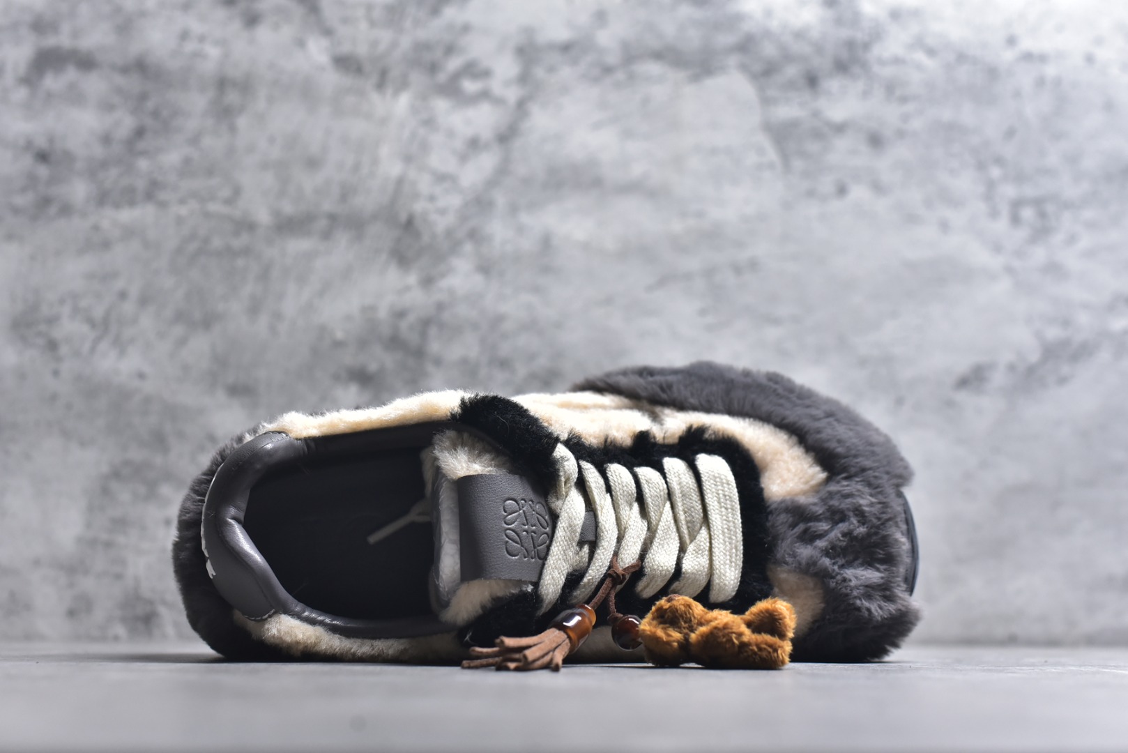 图片[4]-#LOEWE罗意威 Ballet Runner 2.0 2026 秋冬走秀款羊羔毛阿甘德训鞋 陈都灵 红姐 杨幂 Giselle 同款 秋冬「全能鞋王」上脚就明白为什么女明星都在穿!大幂幂同款的眼光真是又暖又绝! 「立体羊羔毛」包裹 +「复古阿甘鞋型」软糯糯的触感直接狙击我的心巴 最绝的是Secret Heel 小心机选👇🏻 内增高 2.5cm +外底1.5cm =4cm隐形增高 软底超回弹，暴走一天像是踩在云朵上 拼色设计超有层次感，拯救所有基础款穿搭 神仙配色，直接承包一整个秋冬的穿搭 尺码：36-40-选品中心