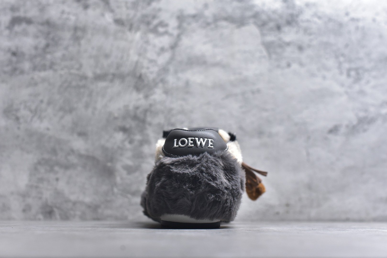 图片[5]-#LOEWE罗意威 Ballet Runner 2.0 2026 秋冬走秀款羊羔毛阿甘德训鞋 陈都灵 红姐 杨幂 Giselle 同款 秋冬「全能鞋王」上脚就明白为什么女明星都在穿!大幂幂同款的眼光真是又暖又绝! 「立体羊羔毛」包裹 +「复古阿甘鞋型」软糯糯的触感直接狙击我的心巴 最绝的是Secret Heel 小心机选👇🏻 内增高 2.5cm +外底1.5cm =4cm隐形增高 软底超回弹，暴走一天像是踩在云朵上 拼色设计超有层次感，拯救所有基础款穿搭 神仙配色，直接承包一整个秋冬的穿搭 尺码：36-40-选品中心