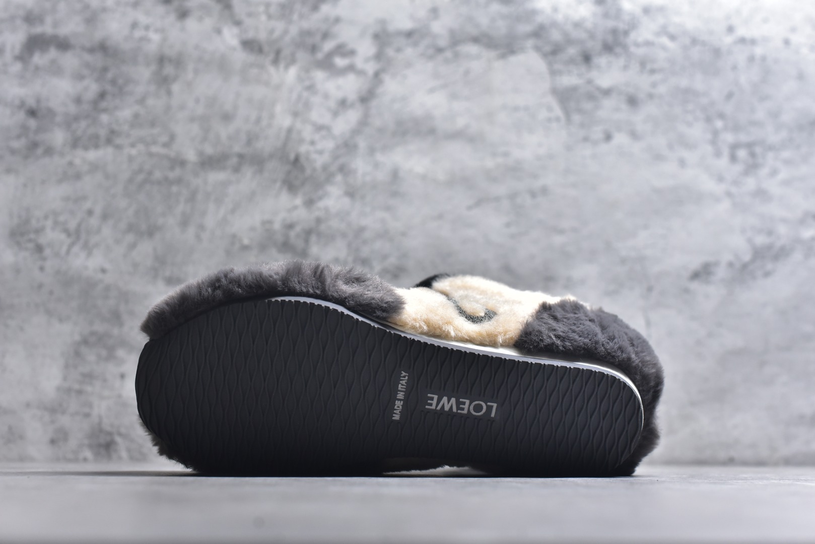 图片[6]-#LOEWE罗意威 Ballet Runner 2.0 2026 秋冬走秀款羊羔毛阿甘德训鞋 陈都灵 红姐 杨幂 Giselle 同款 秋冬「全能鞋王」上脚就明白为什么女明星都在穿!大幂幂同款的眼光真是又暖又绝! 「立体羊羔毛」包裹 +「复古阿甘鞋型」软糯糯的触感直接狙击我的心巴 最绝的是Secret Heel 小心机选👇🏻 内增高 2.5cm +外底1.5cm =4cm隐形增高 软底超回弹，暴走一天像是踩在云朵上 拼色设计超有层次感，拯救所有基础款穿搭 神仙配色，直接承包一整个秋冬的穿搭 尺码：36-40-选品中心