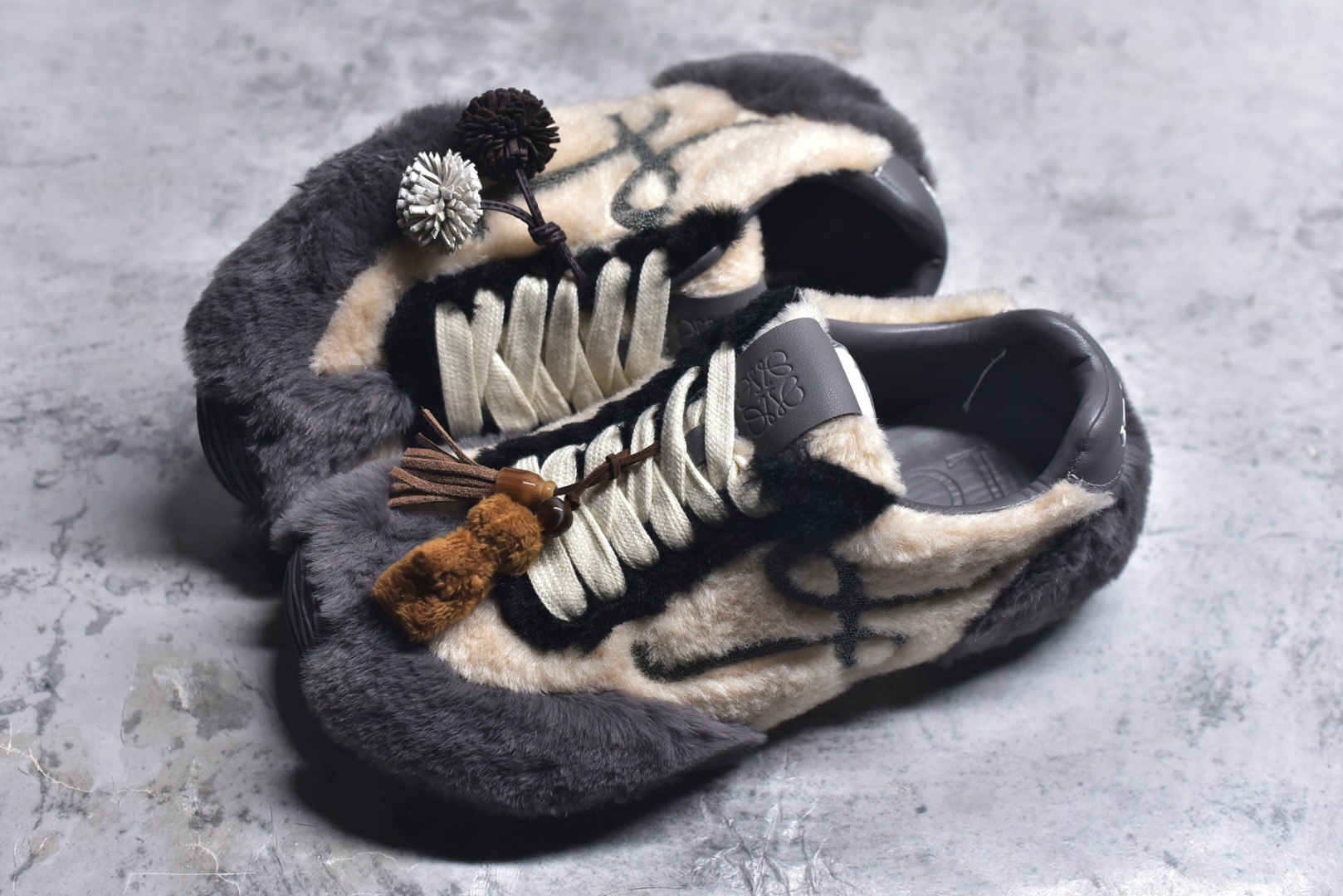 图片[7]-#LOEWE罗意威 Ballet Runner 2.0 2026 秋冬走秀款羊羔毛阿甘德训鞋 陈都灵 红姐 杨幂 Giselle 同款 秋冬「全能鞋王」上脚就明白为什么女明星都在穿!大幂幂同款的眼光真是又暖又绝! 「立体羊羔毛」包裹 +「复古阿甘鞋型」软糯糯的触感直接狙击我的心巴 最绝的是Secret Heel 小心机选👇🏻 内增高 2.5cm +外底1.5cm =4cm隐形增高 软底超回弹，暴走一天像是踩在云朵上 拼色设计超有层次感，拯救所有基础款穿搭 神仙配色，直接承包一整个秋冬的穿搭 尺码：36-40-选品中心