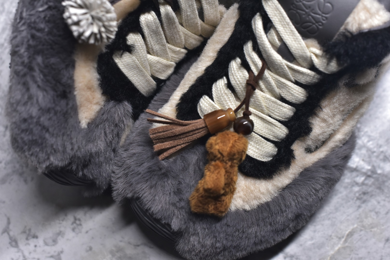 图片[8]-#LOEWE罗意威 Ballet Runner 2.0 2026 秋冬走秀款羊羔毛阿甘德训鞋 陈都灵 红姐 杨幂 Giselle 同款 秋冬「全能鞋王」上脚就明白为什么女明星都在穿!大幂幂同款的眼光真是又暖又绝! 「立体羊羔毛」包裹 +「复古阿甘鞋型」软糯糯的触感直接狙击我的心巴 最绝的是Secret Heel 小心机选👇🏻 内增高 2.5cm +外底1.5cm =4cm隐形增高 软底超回弹，暴走一天像是踩在云朵上 拼色设计超有层次感，拯救所有基础款穿搭 神仙配色，直接承包一整个秋冬的穿搭 尺码：36-40-选品中心