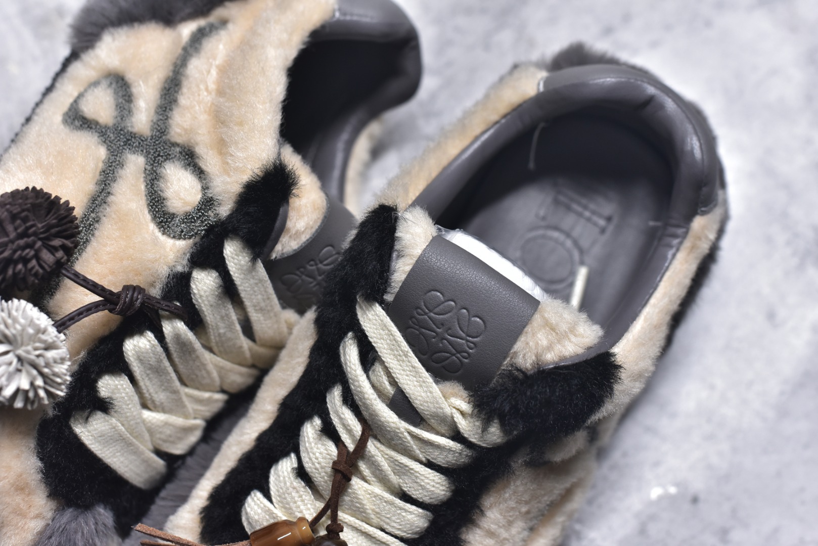 图片[9]-#LOEWE罗意威 Ballet Runner 2.0 2026 秋冬走秀款羊羔毛阿甘德训鞋 陈都灵 红姐 杨幂 Giselle 同款 秋冬「全能鞋王」上脚就明白为什么女明星都在穿!大幂幂同款的眼光真是又暖又绝! 「立体羊羔毛」包裹 +「复古阿甘鞋型」软糯糯的触感直接狙击我的心巴 最绝的是Secret Heel 小心机选👇🏻 内增高 2.5cm +外底1.5cm =4cm隐形增高 软底超回弹，暴走一天像是踩在云朵上 拼色设计超有层次感，拯救所有基础款穿搭 神仙配色，直接承包一整个秋冬的穿搭 尺码：36-40-选品中心