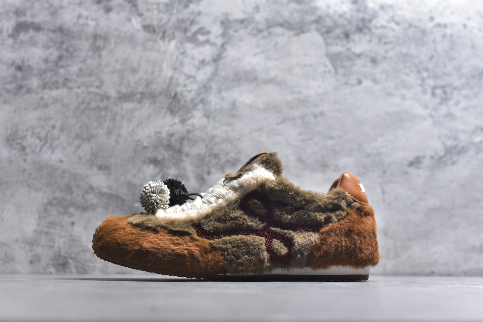 #LOEWE罗意威 Ballet Runner 2.0 2026 秋冬走秀款羊羔毛阿甘德训鞋 陈都灵 红姐 杨幂 Giselle 同款 秋冬「全能鞋王」上脚就明白为什么女明星都在穿!大幂幂同款的眼光真是又暖又绝! 「立体羊羔毛」包裹 +「复古阿甘鞋型」软糯糯的触感直接狙击我的心巴 最绝的是Secret Heel 小心机选👇🏻 内增高 2.5cm +外底1.5cm =4cm隐形增高 软底超回弹，暴走一天像是踩在云朵上 拼色设计超有层次感，拯救所有基础款穿搭 神仙配色，直接承包一整个秋冬的穿搭 尺码：36-40-选品中心