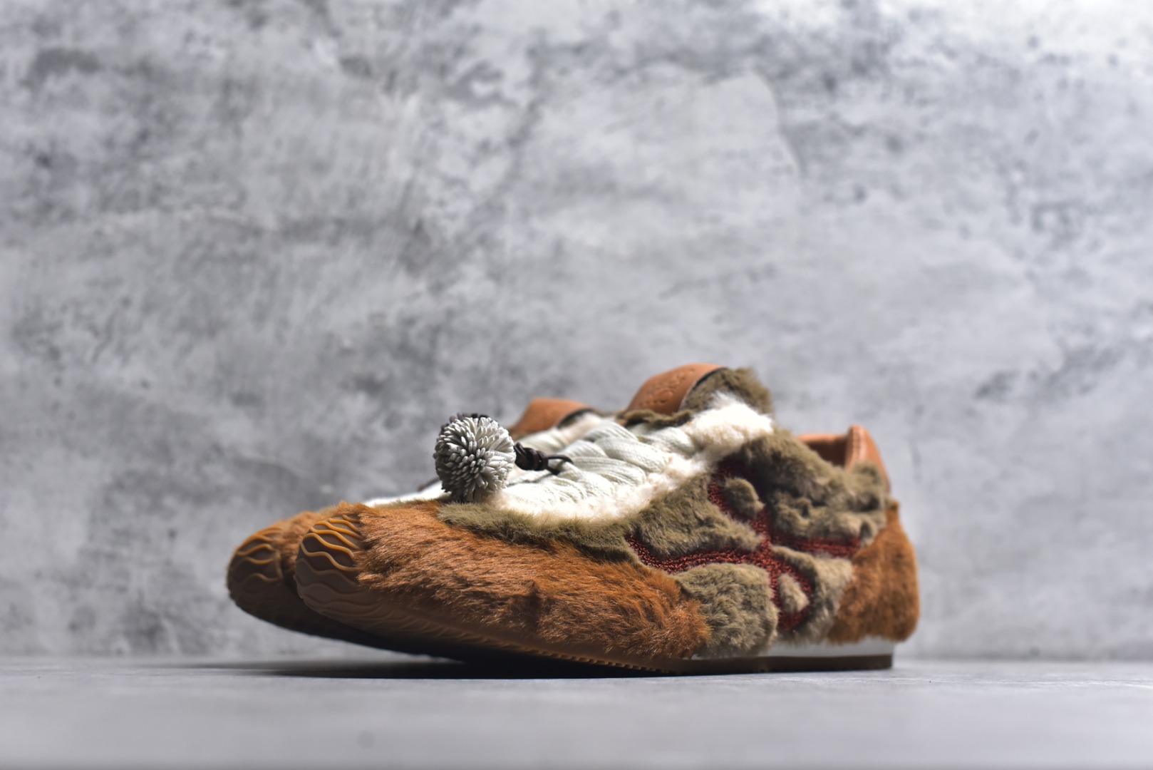 图片[2]-#LOEWE罗意威 Ballet Runner 2.0 2026 秋冬走秀款羊羔毛阿甘德训鞋 陈都灵 红姐 杨幂 Giselle 同款 秋冬「全能鞋王」上脚就明白为什么女明星都在穿!大幂幂同款的眼光真是又暖又绝! 「立体羊羔毛」包裹 +「复古阿甘鞋型」软糯糯的触感直接狙击我的心巴 最绝的是Secret Heel 小心机选👇🏻 内增高 2.5cm +外底1.5cm =4cm隐形增高 软底超回弹，暴走一天像是踩在云朵上 拼色设计超有层次感，拯救所有基础款穿搭 神仙配色，直接承包一整个秋冬的穿搭 尺码：36-40-选品中心