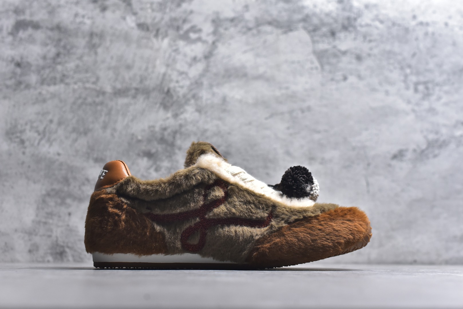 图片[3]-#LOEWE罗意威 Ballet Runner 2.0 2026 秋冬走秀款羊羔毛阿甘德训鞋 陈都灵 红姐 杨幂 Giselle 同款 秋冬「全能鞋王」上脚就明白为什么女明星都在穿!大幂幂同款的眼光真是又暖又绝! 「立体羊羔毛」包裹 +「复古阿甘鞋型」软糯糯的触感直接狙击我的心巴 最绝的是Secret Heel 小心机选👇🏻 内增高 2.5cm +外底1.5cm =4cm隐形增高 软底超回弹，暴走一天像是踩在云朵上 拼色设计超有层次感，拯救所有基础款穿搭 神仙配色，直接承包一整个秋冬的穿搭 尺码：36-40-选品中心