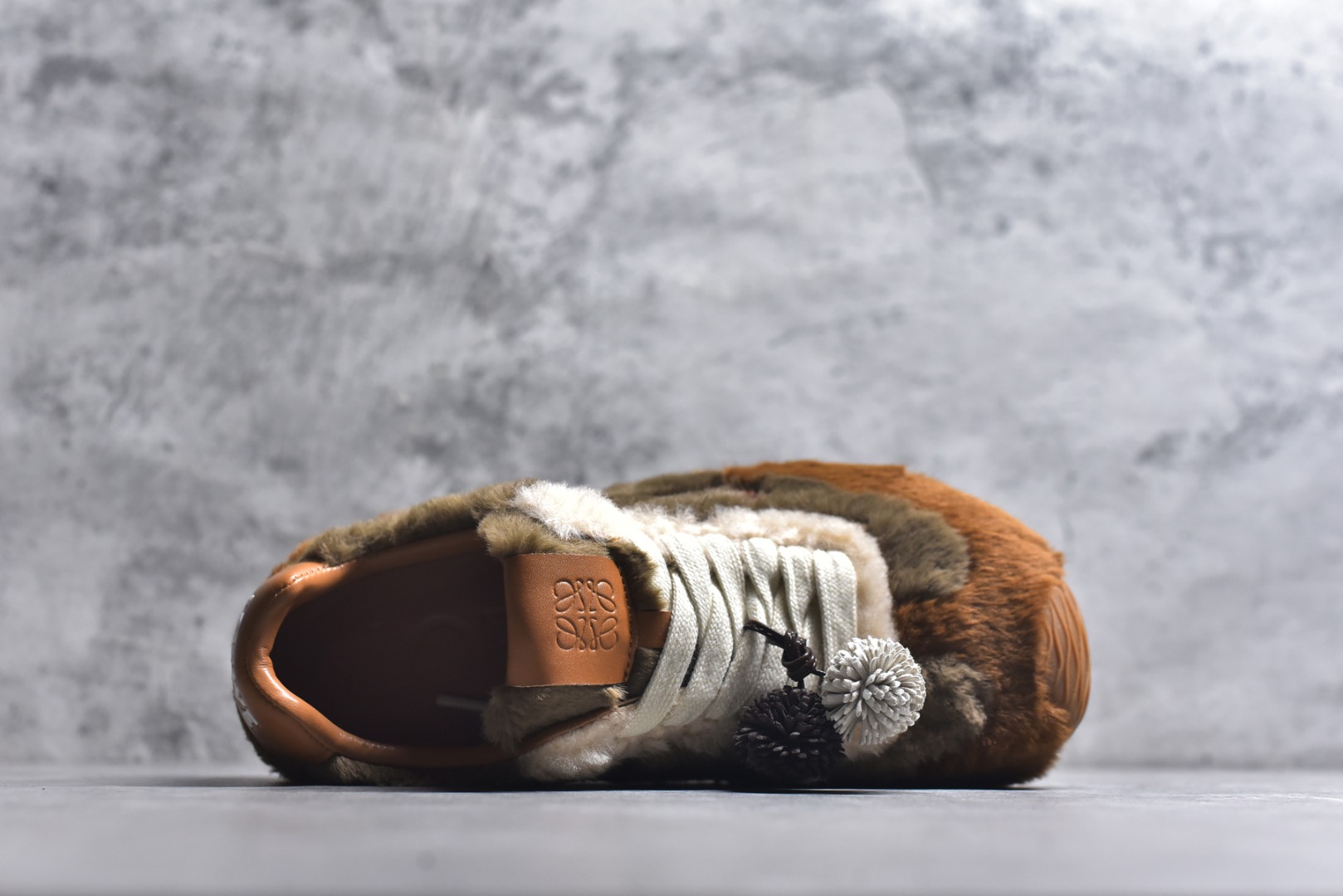 图片[4]-#LOEWE罗意威 Ballet Runner 2.0 2026 秋冬走秀款羊羔毛阿甘德训鞋 陈都灵 红姐 杨幂 Giselle 同款 秋冬「全能鞋王」上脚就明白为什么女明星都在穿!大幂幂同款的眼光真是又暖又绝! 「立体羊羔毛」包裹 +「复古阿甘鞋型」软糯糯的触感直接狙击我的心巴 最绝的是Secret Heel 小心机选👇🏻 内增高 2.5cm +外底1.5cm =4cm隐形增高 软底超回弹，暴走一天像是踩在云朵上 拼色设计超有层次感，拯救所有基础款穿搭 神仙配色，直接承包一整个秋冬的穿搭 尺码：36-40-选品中心