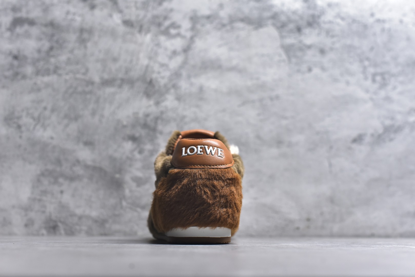 图片[5]-#LOEWE罗意威 Ballet Runner 2.0 2026 秋冬走秀款羊羔毛阿甘德训鞋 陈都灵 红姐 杨幂 Giselle 同款 秋冬「全能鞋王」上脚就明白为什么女明星都在穿!大幂幂同款的眼光真是又暖又绝! 「立体羊羔毛」包裹 +「复古阿甘鞋型」软糯糯的触感直接狙击我的心巴 最绝的是Secret Heel 小心机选👇🏻 内增高 2.5cm +外底1.5cm =4cm隐形增高 软底超回弹，暴走一天像是踩在云朵上 拼色设计超有层次感，拯救所有基础款穿搭 神仙配色，直接承包一整个秋冬的穿搭 尺码：36-40-选品中心