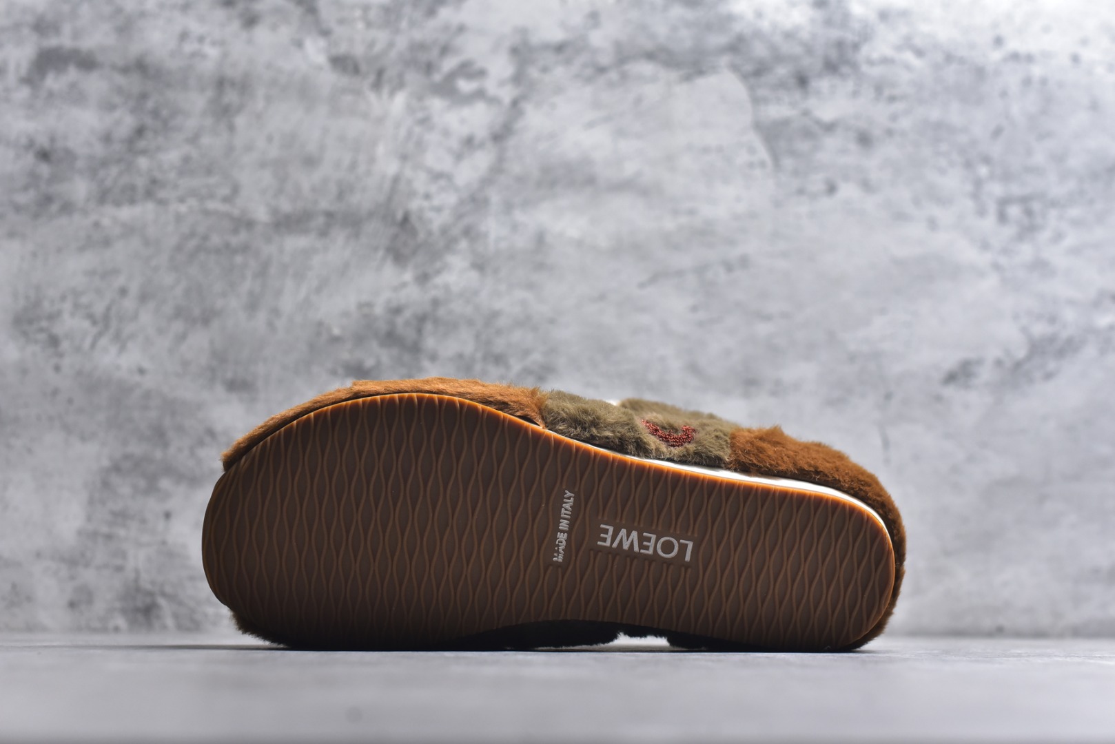 图片[6]-#LOEWE罗意威 Ballet Runner 2.0 2026 秋冬走秀款羊羔毛阿甘德训鞋 陈都灵 红姐 杨幂 Giselle 同款 秋冬「全能鞋王」上脚就明白为什么女明星都在穿!大幂幂同款的眼光真是又暖又绝! 「立体羊羔毛」包裹 +「复古阿甘鞋型」软糯糯的触感直接狙击我的心巴 最绝的是Secret Heel 小心机选👇🏻 内增高 2.5cm +外底1.5cm =4cm隐形增高 软底超回弹，暴走一天像是踩在云朵上 拼色设计超有层次感，拯救所有基础款穿搭 神仙配色，直接承包一整个秋冬的穿搭 尺码：36-40-选品中心