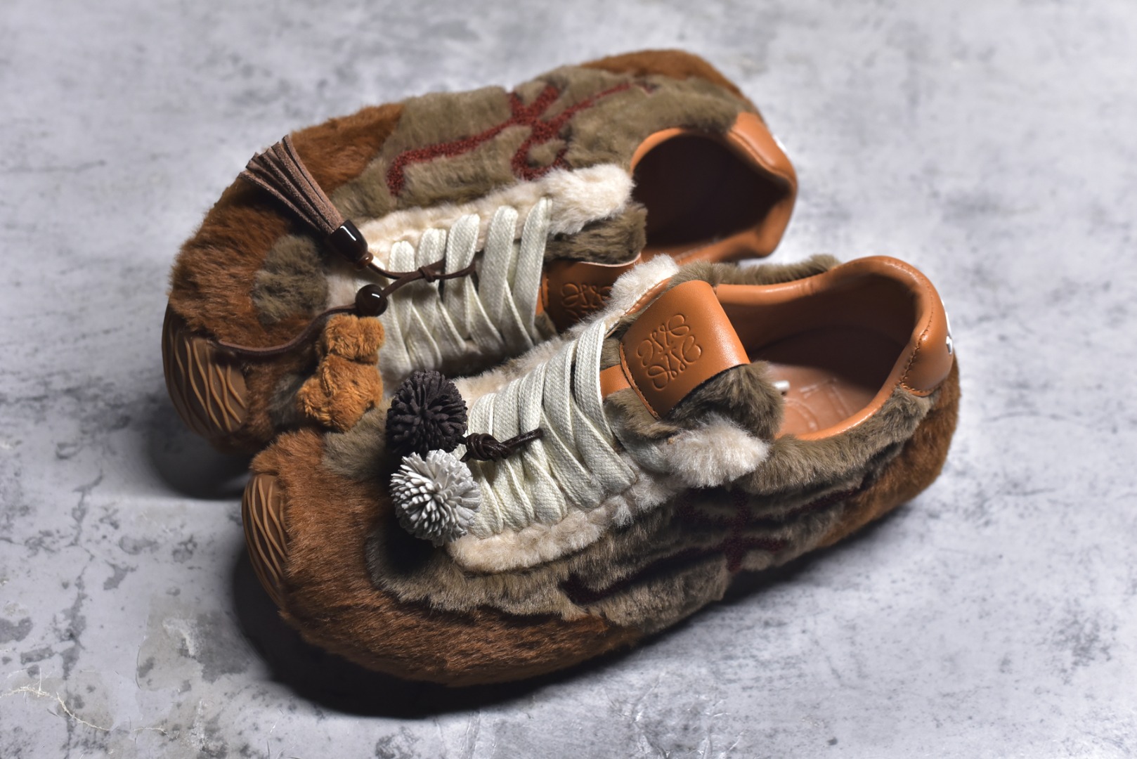 图片[7]-#LOEWE罗意威 Ballet Runner 2.0 2026 秋冬走秀款羊羔毛阿甘德训鞋 陈都灵 红姐 杨幂 Giselle 同款 秋冬「全能鞋王」上脚就明白为什么女明星都在穿!大幂幂同款的眼光真是又暖又绝! 「立体羊羔毛」包裹 +「复古阿甘鞋型」软糯糯的触感直接狙击我的心巴 最绝的是Secret Heel 小心机选👇🏻 内增高 2.5cm +外底1.5cm =4cm隐形增高 软底超回弹，暴走一天像是踩在云朵上 拼色设计超有层次感，拯救所有基础款穿搭 神仙配色，直接承包一整个秋冬的穿搭 尺码：36-40-选品中心