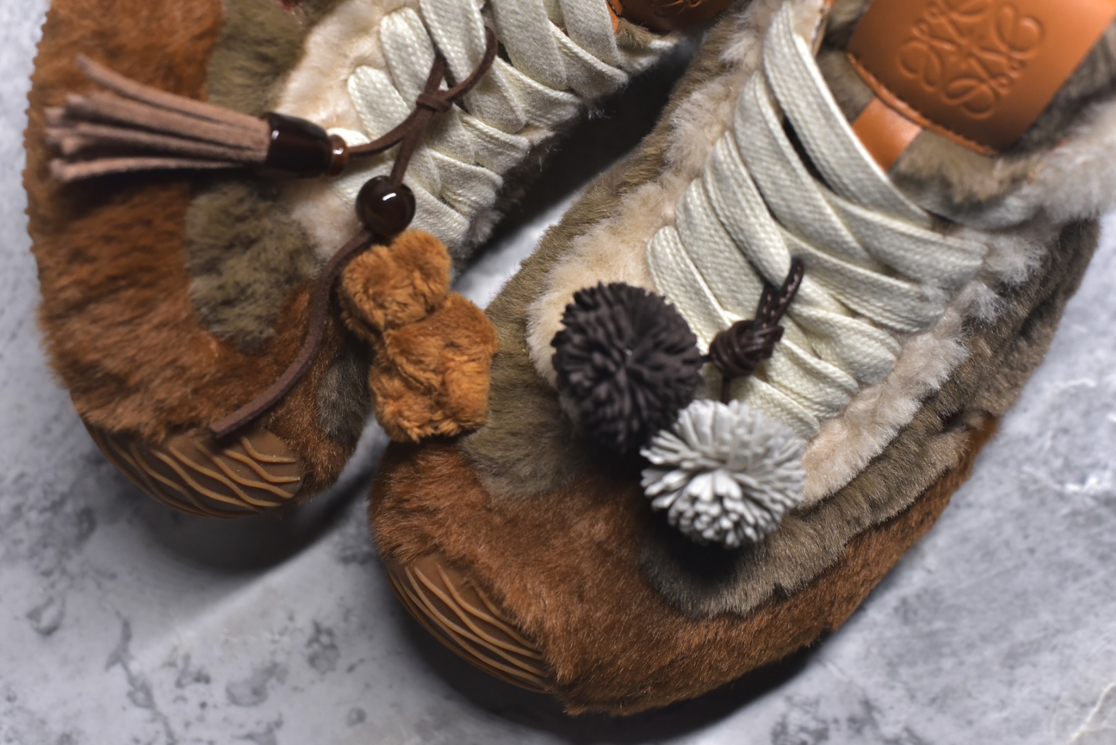 图片[8]-#LOEWE罗意威 Ballet Runner 2.0 2026 秋冬走秀款羊羔毛阿甘德训鞋 陈都灵 红姐 杨幂 Giselle 同款 秋冬「全能鞋王」上脚就明白为什么女明星都在穿!大幂幂同款的眼光真是又暖又绝! 「立体羊羔毛」包裹 +「复古阿甘鞋型」软糯糯的触感直接狙击我的心巴 最绝的是Secret Heel 小心机选👇🏻 内增高 2.5cm +外底1.5cm =4cm隐形增高 软底超回弹，暴走一天像是踩在云朵上 拼色设计超有层次感，拯救所有基础款穿搭 神仙配色，直接承包一整个秋冬的穿搭 尺码：36-40-选品中心