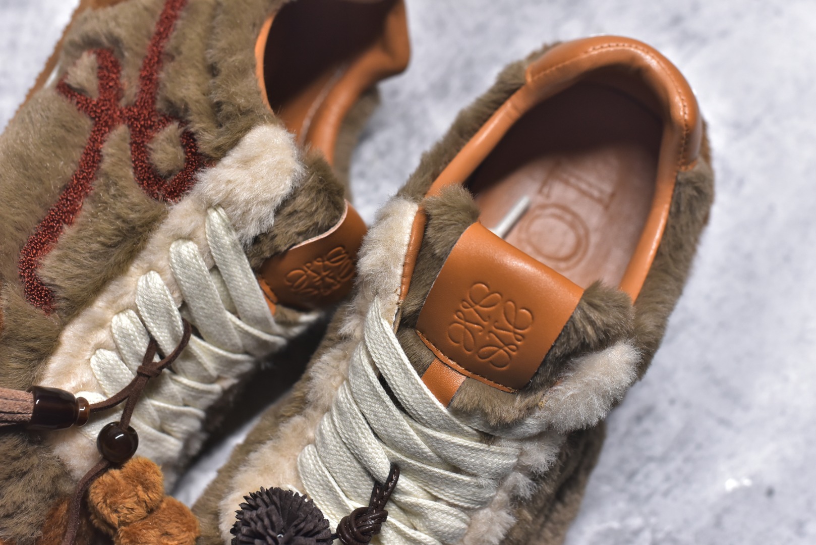 图片[9]-#LOEWE罗意威 Ballet Runner 2.0 2026 秋冬走秀款羊羔毛阿甘德训鞋 陈都灵 红姐 杨幂 Giselle 同款 秋冬「全能鞋王」上脚就明白为什么女明星都在穿!大幂幂同款的眼光真是又暖又绝! 「立体羊羔毛」包裹 +「复古阿甘鞋型」软糯糯的触感直接狙击我的心巴 最绝的是Secret Heel 小心机选👇🏻 内增高 2.5cm +外底1.5cm =4cm隐形增高 软底超回弹，暴走一天像是踩在云朵上 拼色设计超有层次感，拯救所有基础款穿搭 神仙配色，直接承包一整个秋冬的穿搭 尺码：36-40-选品中心