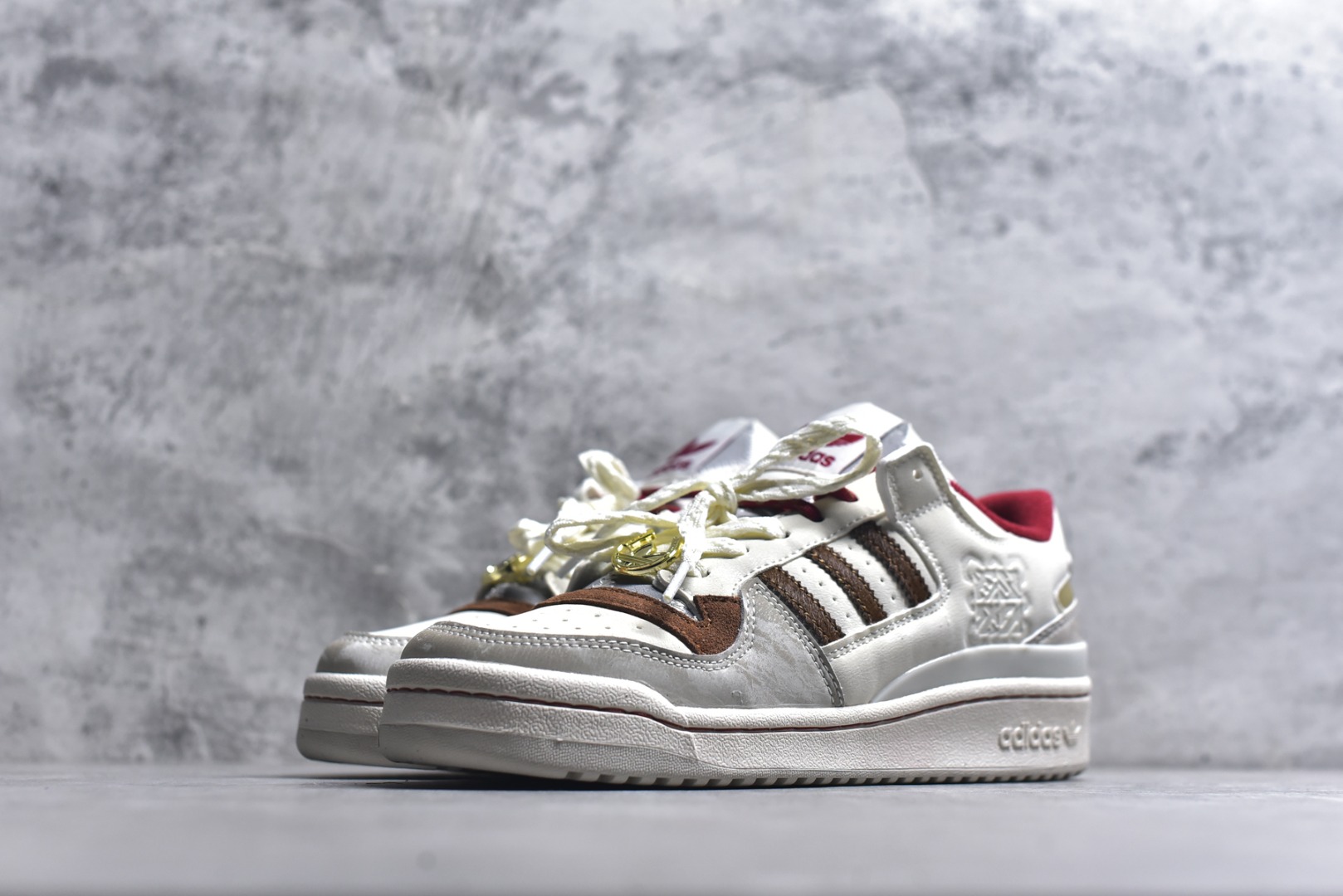 图片[2]-#Ad Forum 84 Low KJ8751 马年限定 人气单品 经典复古篮球鞋 专柜同步 原鞋开发 版型正确 原底原料 重资打造 细节无敌 清洁度完美 诠释最高工艺 尺码：36 36.5 37 38 38.5 39 40 40.5 41 42 42.5 43 44 44.5 45\”},\”commodity\”：{\”fillPriceWithItemNamePrice\”：false,\”forwardTime\”：\”-选品中心