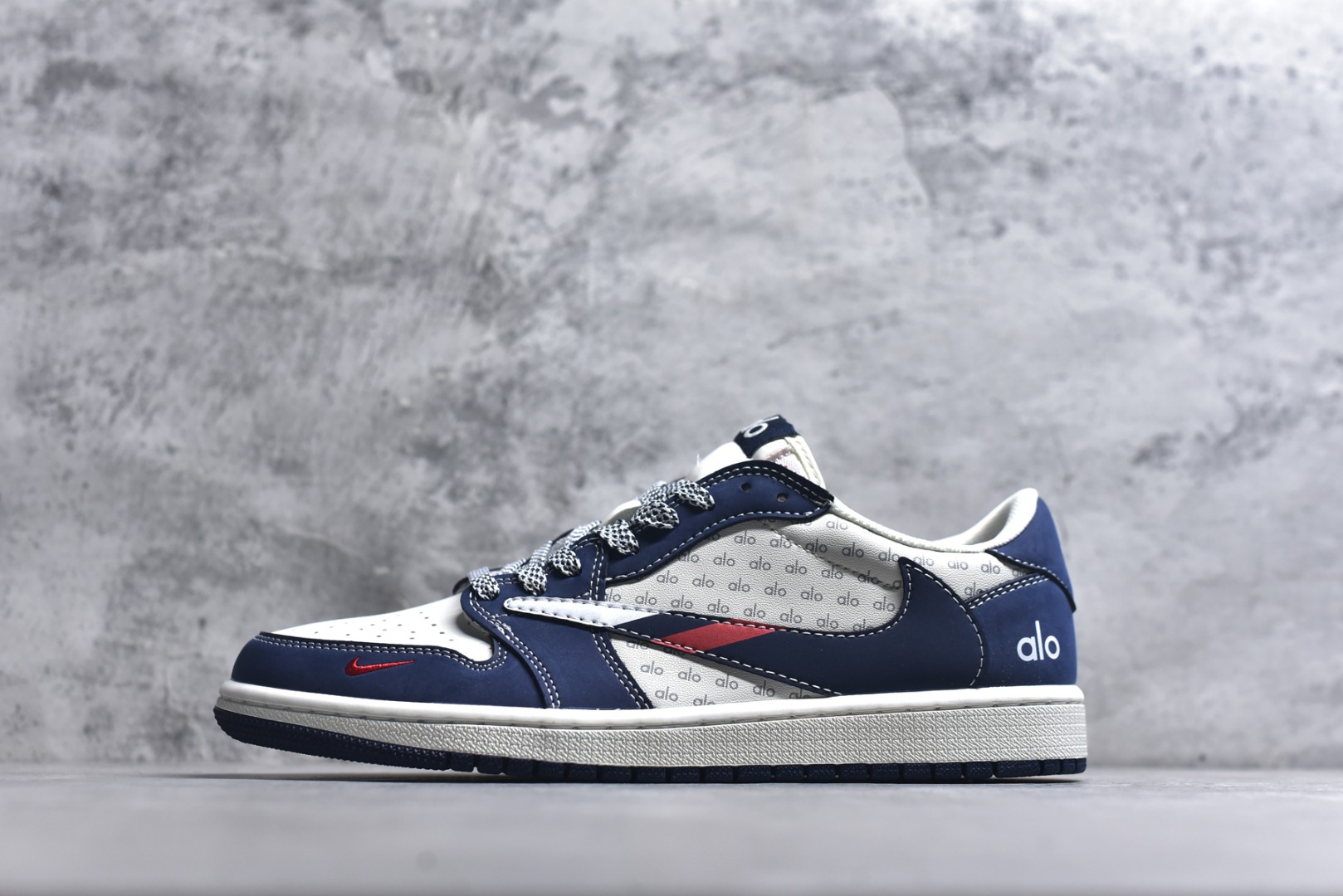 #2026新款定制限量发售❗️高端定制 Travis Scott x Fragment Design x Jordan Air Jordan 1 Low OG SP “AlO联名------海军蓝” 海军蓝皮革拼接满印logo鞋面，红针倒钩点缀，复古又潮流高端定制 倒钩三方联名低帮篮球鞋 #定制鞋盒 大厂纯原品质出货 超高清洁度 皮料切割干净无任何毛边 细节完美 货号：DZ2688-012 尺码：36 36.5 37.5 38 38.5 39 40 40.5 41 42 42.5 43 44 44.5 45-选品中心