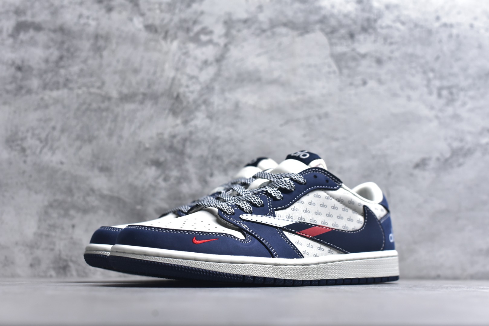 图片[2]-#2026新款定制限量发售❗️高端定制 Travis Scott x Fragment Design x Jordan Air Jordan 1 Low OG SP “AlO联名——海军蓝” 海军蓝皮革拼接满印logo鞋面，红针倒钩点缀，复古又潮流高端定制 倒钩三方联名低帮篮球鞋 #定制鞋盒 大厂纯原品质出货 超高清洁度 皮料切割干净无任何毛边 细节完美 货号：DZ2688-012 尺码：36 36.5 37.5 38 38.5 39 40 40.5 41 42 42.5 43 44 44.5 45-选品中心