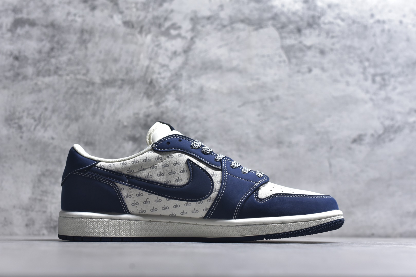 图片[3]-#2026新款定制限量发售❗️高端定制 Travis Scott x Fragment Design x Jordan Air Jordan 1 Low OG SP “AlO联名——海军蓝” 海军蓝皮革拼接满印logo鞋面，红针倒钩点缀，复古又潮流高端定制 倒钩三方联名低帮篮球鞋 #定制鞋盒 大厂纯原品质出货 超高清洁度 皮料切割干净无任何毛边 细节完美 货号：DZ2688-012 尺码：36 36.5 37.5 38 38.5 39 40 40.5 41 42 42.5 43 44 44.5 45-选品中心