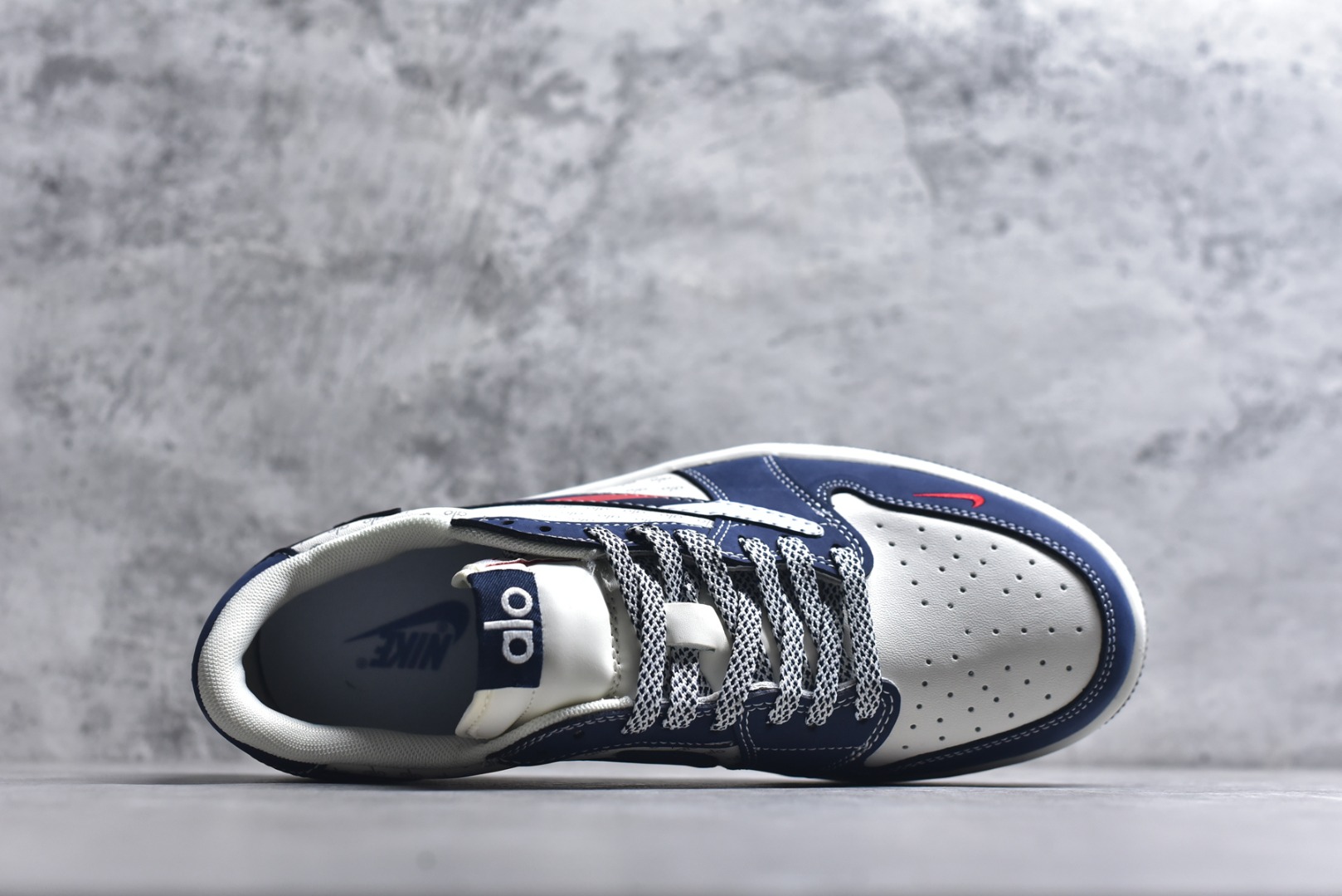 图片[4]-#2026新款定制限量发售❗️高端定制 Travis Scott x Fragment Design x Jordan Air Jordan 1 Low OG SP “AlO联名——海军蓝” 海军蓝皮革拼接满印logo鞋面，红针倒钩点缀，复古又潮流高端定制 倒钩三方联名低帮篮球鞋 #定制鞋盒 大厂纯原品质出货 超高清洁度 皮料切割干净无任何毛边 细节完美 货号：DZ2688-012 尺码：36 36.5 37.5 38 38.5 39 40 40.5 41 42 42.5 43 44 44.5 45-选品中心