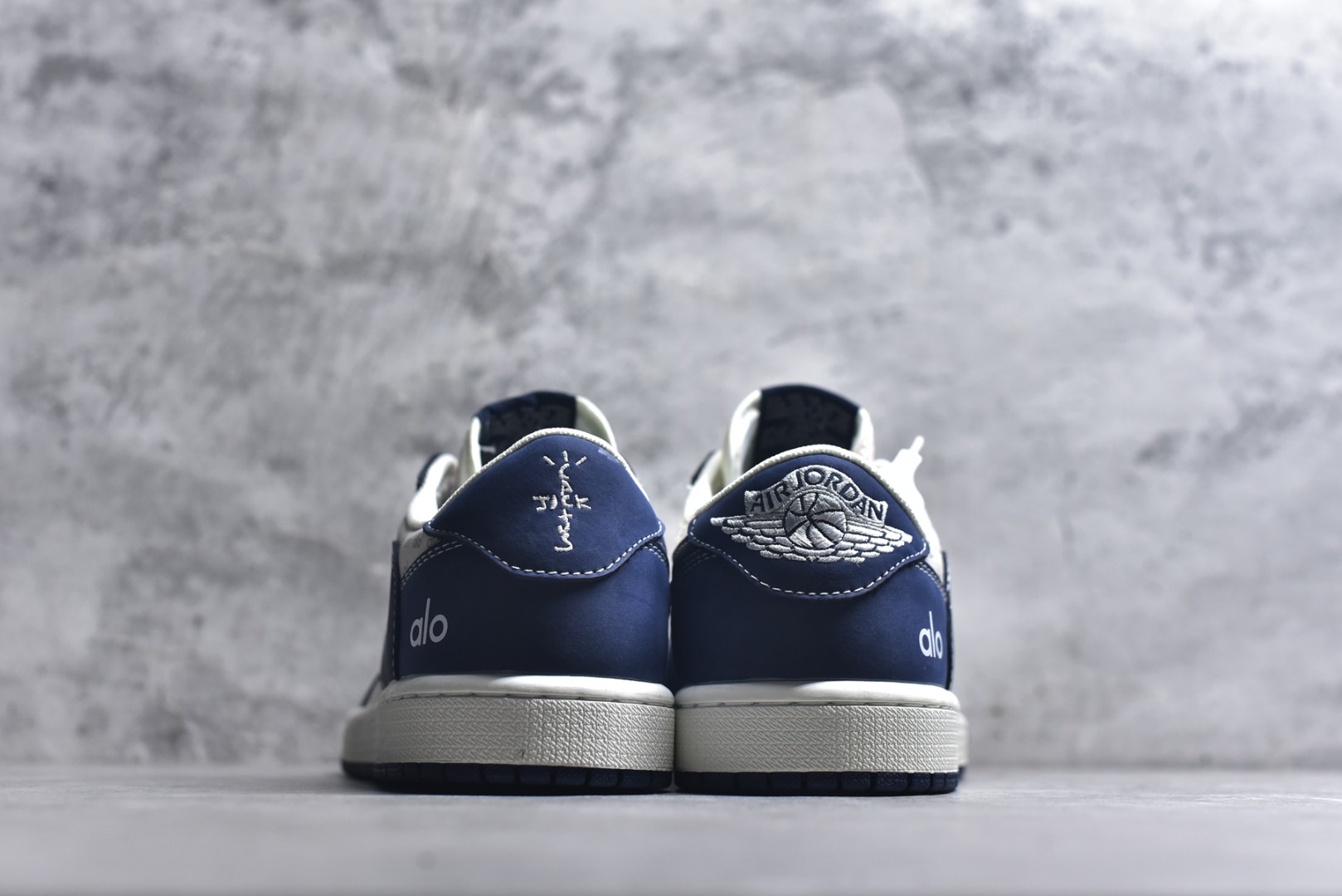图片[5]-#2026新款定制限量发售❗️高端定制 Travis Scott x Fragment Design x Jordan Air Jordan 1 Low OG SP “AlO联名——海军蓝” 海军蓝皮革拼接满印logo鞋面，红针倒钩点缀，复古又潮流高端定制 倒钩三方联名低帮篮球鞋 #定制鞋盒 大厂纯原品质出货 超高清洁度 皮料切割干净无任何毛边 细节完美 货号：DZ2688-012 尺码：36 36.5 37.5 38 38.5 39 40 40.5 41 42 42.5 43 44 44.5 45-选品中心