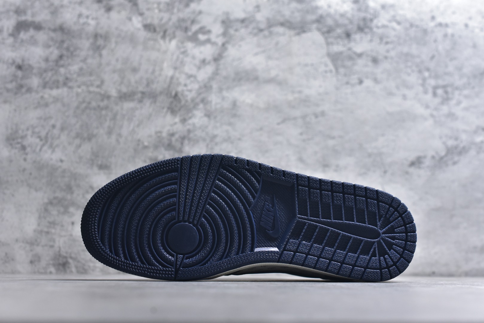 图片[6]-#2026新款定制限量发售❗️高端定制 Travis Scott x Fragment Design x Jordan Air Jordan 1 Low OG SP “AlO联名——海军蓝” 海军蓝皮革拼接满印logo鞋面，红针倒钩点缀，复古又潮流高端定制 倒钩三方联名低帮篮球鞋 #定制鞋盒 大厂纯原品质出货 超高清洁度 皮料切割干净无任何毛边 细节完美 货号：DZ2688-012 尺码：36 36.5 37.5 38 38.5 39 40 40.5 41 42 42.5 43 44 44.5 45-选品中心