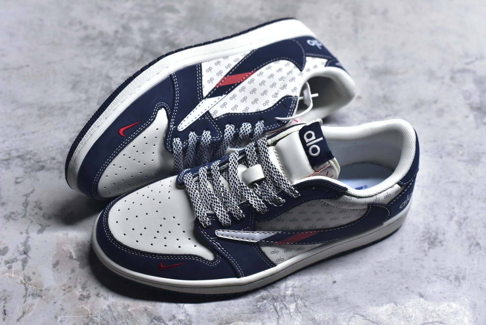 图片[7]-#2026新款定制限量发售❗️高端定制 Travis Scott x Fragment Design x Jordan Air Jordan 1 Low OG SP “AlO联名——海军蓝” 海军蓝皮革拼接满印logo鞋面，红针倒钩点缀，复古又潮流高端定制 倒钩三方联名低帮篮球鞋 #定制鞋盒 大厂纯原品质出货 超高清洁度 皮料切割干净无任何毛边 细节完美 货号：DZ2688-012 尺码：36 36.5 37.5 38 38.5 39 40 40.5 41 42 42.5 43 44 44.5 45-选品中心