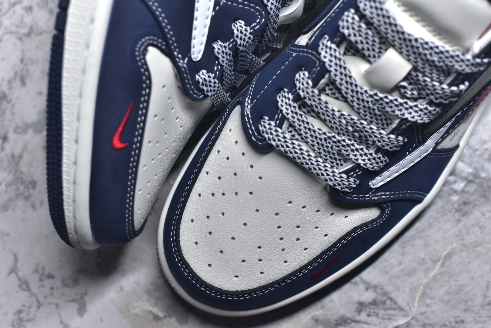 图片[8]-#2026新款定制限量发售❗️高端定制 Travis Scott x Fragment Design x Jordan Air Jordan 1 Low OG SP “AlO联名——海军蓝” 海军蓝皮革拼接满印logo鞋面，红针倒钩点缀，复古又潮流高端定制 倒钩三方联名低帮篮球鞋 #定制鞋盒 大厂纯原品质出货 超高清洁度 皮料切割干净无任何毛边 细节完美 货号：DZ2688-012 尺码：36 36.5 37.5 38 38.5 39 40 40.5 41 42 42.5 43 44 44.5 45-选品中心