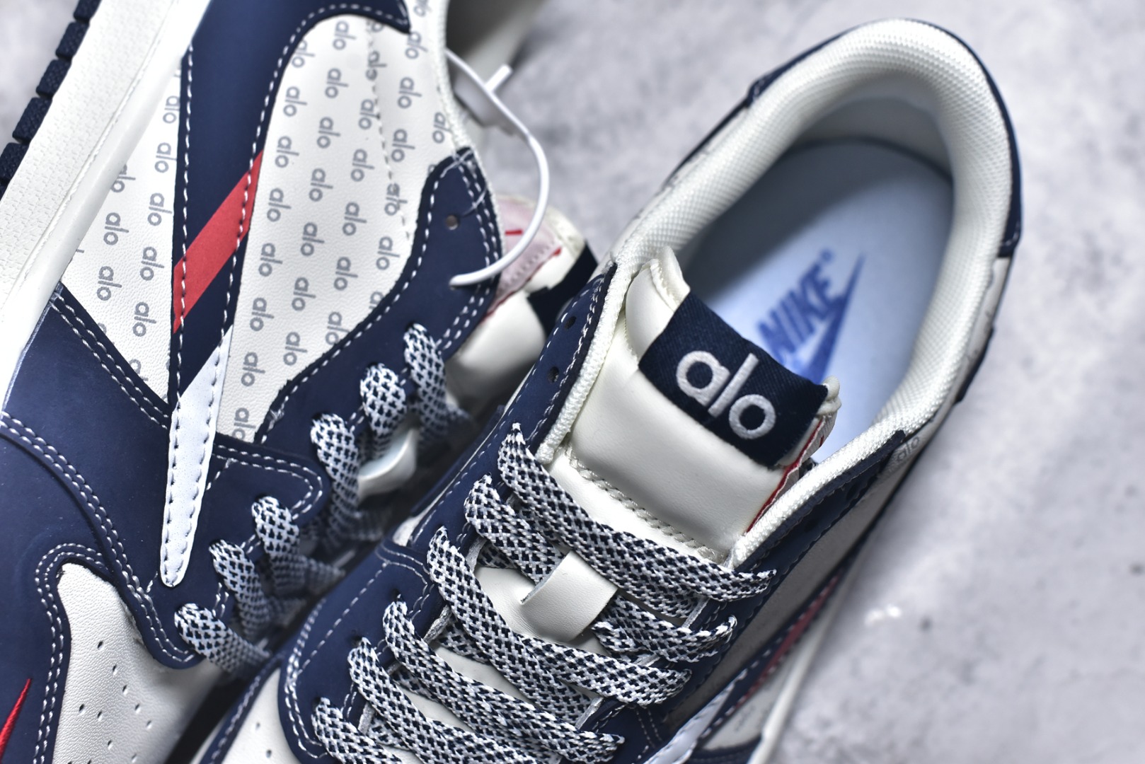 图片[9]-#2026新款定制限量发售❗️高端定制 Travis Scott x Fragment Design x Jordan Air Jordan 1 Low OG SP “AlO联名——海军蓝” 海军蓝皮革拼接满印logo鞋面，红针倒钩点缀，复古又潮流高端定制 倒钩三方联名低帮篮球鞋 #定制鞋盒 大厂纯原品质出货 超高清洁度 皮料切割干净无任何毛边 细节完美 货号：DZ2688-012 尺码：36 36.5 37.5 38 38.5 39 40 40.5 41 42 42.5 43 44 44.5 45-选品中心