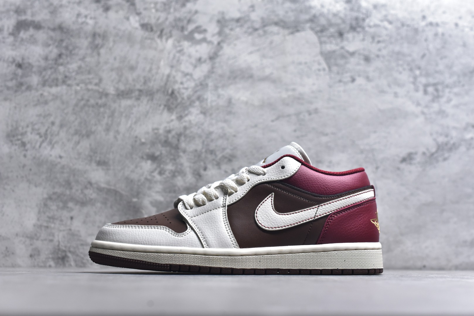 #Nike Air Jordan 1 AJ1经典复古经典低帮百搭文化篮球鞋 IR7600-211 公司级真标半码制#原档案原数据开发版型#采用荔枝纹头层皮革鞋面材质#原厂立体填充鞋舌海绵#中底注胶孔及缜密中底拉帮工艺#原数据开发模具大底 尺码：36-46-选品中心