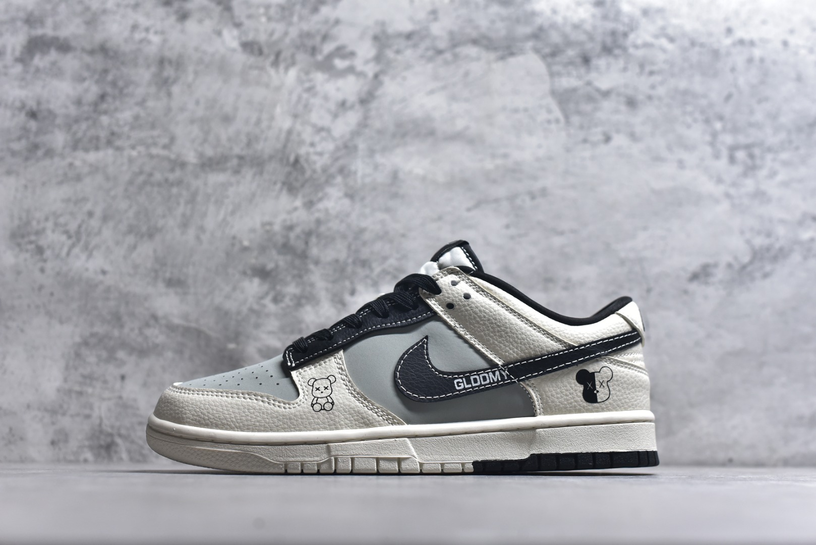 #2026新款定制限量发售❗️Nike SB Dunk Low“暴力熊联名------灰白黑” 灰白撞色搭配卡通熊图案，小众设计不撞款，日常穿搭超百搭 #高端定制 低帮休闲板鞋 定制鞋盒 大厂纯原品质出货 超高清洁度 皮料切割干净无任何毛边 细节完美 货号：TX1688-017 尺码：36 36.5 37.5 38 38.5 39 40 40.5 41 42 42.5 43 44 44.5 45-选品中心