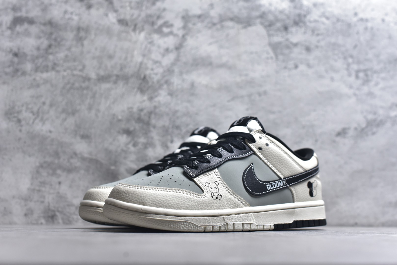 图片[2]-#2026新款定制限量发售❗️Nike SB Dunk Low“暴力熊联名——灰白黑” 灰白撞色搭配卡通熊图案，小众设计不撞款，日常穿搭超百搭 #高端定制 低帮休闲板鞋 定制鞋盒 大厂纯原品质出货 超高清洁度 皮料切割干净无任何毛边 细节完美 货号：TX1688-017 尺码：36 36.5 37.5 38 38.5 39 40 40.5 41 42 42.5 43 44 44.5 45-选品中心