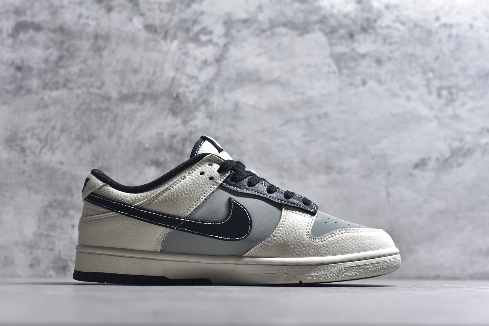 图片[3]-#2026新款定制限量发售❗️Nike SB Dunk Low“暴力熊联名——灰白黑” 灰白撞色搭配卡通熊图案，小众设计不撞款，日常穿搭超百搭 #高端定制 低帮休闲板鞋 定制鞋盒 大厂纯原品质出货 超高清洁度 皮料切割干净无任何毛边 细节完美 货号：TX1688-017 尺码：36 36.5 37.5 38 38.5 39 40 40.5 41 42 42.5 43 44 44.5 45-选品中心