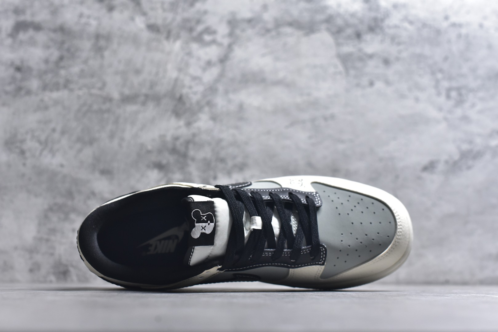 图片[4]-#2026新款定制限量发售❗️Nike SB Dunk Low“暴力熊联名——灰白黑” 灰白撞色搭配卡通熊图案，小众设计不撞款，日常穿搭超百搭 #高端定制 低帮休闲板鞋 定制鞋盒 大厂纯原品质出货 超高清洁度 皮料切割干净无任何毛边 细节完美 货号：TX1688-017 尺码：36 36.5 37.5 38 38.5 39 40 40.5 41 42 42.5 43 44 44.5 45-选品中心