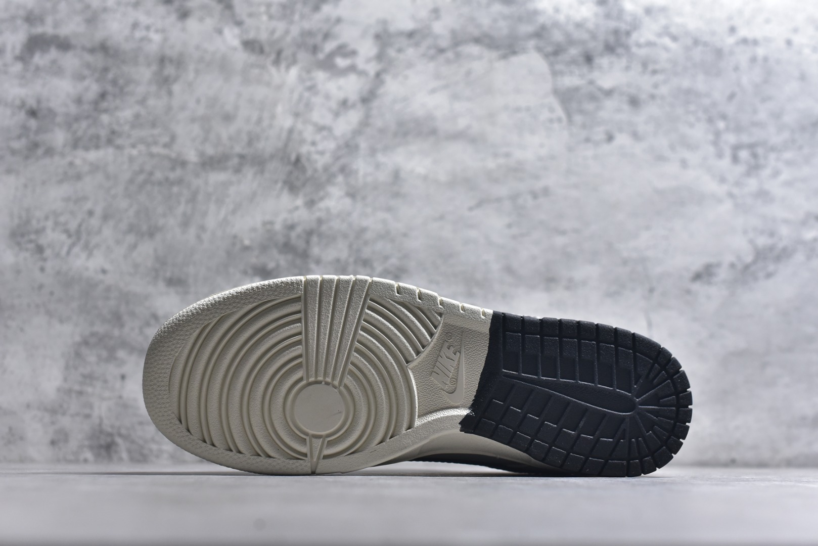 图片[6]-#2026新款定制限量发售❗️Nike SB Dunk Low“暴力熊联名——灰白黑” 灰白撞色搭配卡通熊图案，小众设计不撞款，日常穿搭超百搭 #高端定制 低帮休闲板鞋 定制鞋盒 大厂纯原品质出货 超高清洁度 皮料切割干净无任何毛边 细节完美 货号：TX1688-017 尺码：36 36.5 37.5 38 38.5 39 40 40.5 41 42 42.5 43 44 44.5 45-选品中心