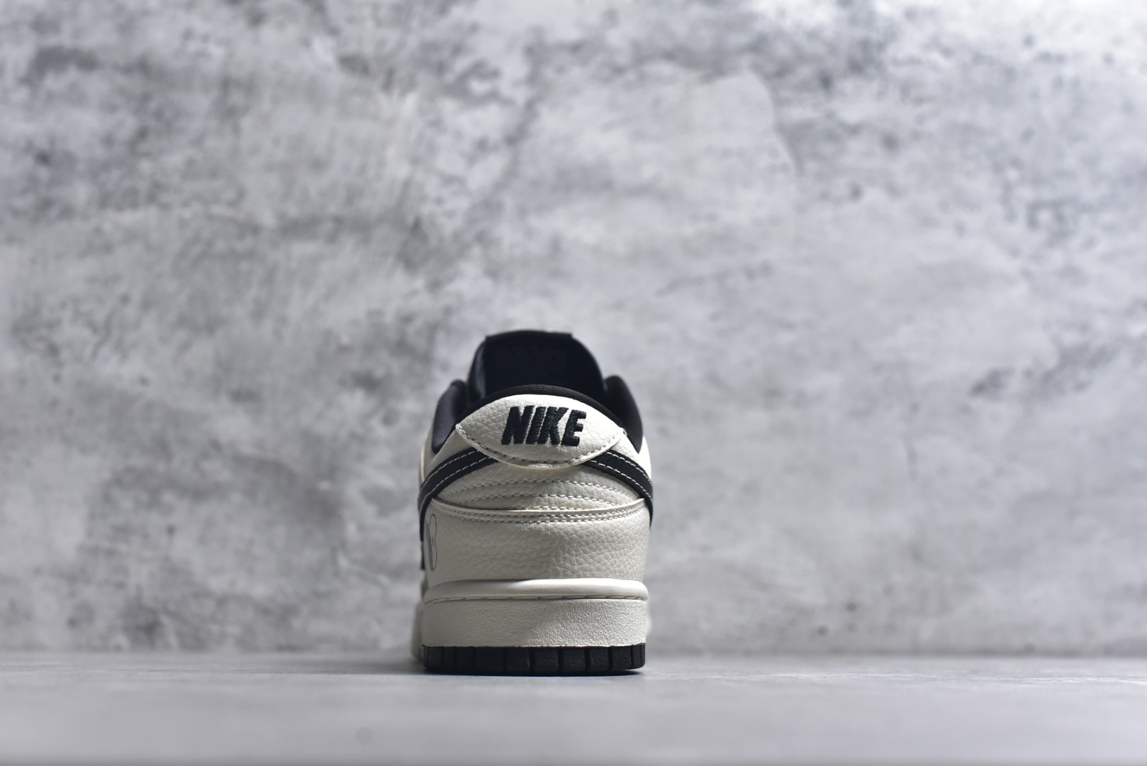 图片[5]-#2026新款定制限量发售❗️Nike SB Dunk Low“暴力熊联名——灰白黑” 灰白撞色搭配卡通熊图案，小众设计不撞款，日常穿搭超百搭 #高端定制 低帮休闲板鞋 定制鞋盒 大厂纯原品质出货 超高清洁度 皮料切割干净无任何毛边 细节完美 货号：TX1688-017 尺码：36 36.5 37.5 38 38.5 39 40 40.5 41 42 42.5 43 44 44.5 45-选品中心
