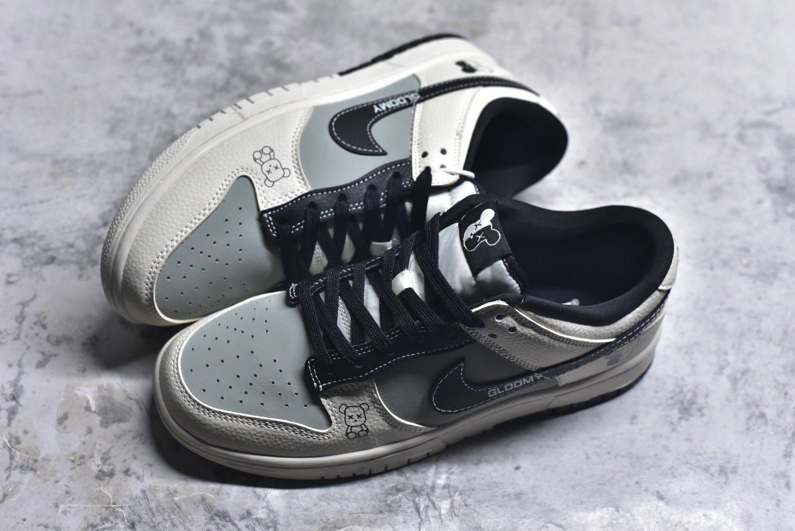 图片[7]-#2026新款定制限量发售❗️Nike SB Dunk Low“暴力熊联名——灰白黑” 灰白撞色搭配卡通熊图案，小众设计不撞款，日常穿搭超百搭 #高端定制 低帮休闲板鞋 定制鞋盒 大厂纯原品质出货 超高清洁度 皮料切割干净无任何毛边 细节完美 货号：TX1688-017 尺码：36 36.5 37.5 38 38.5 39 40 40.5 41 42 42.5 43 44 44.5 45-选品中心